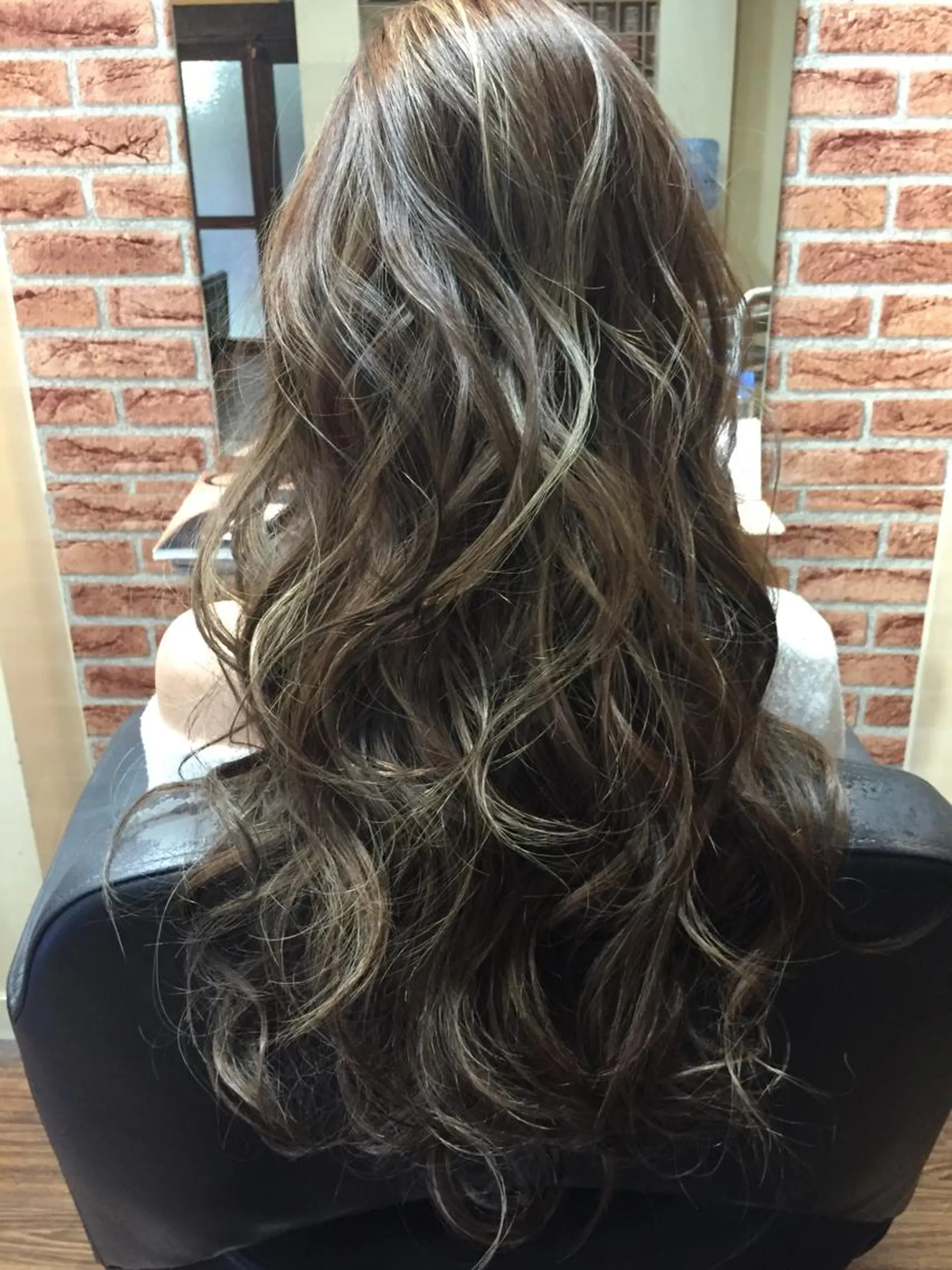 ロング ハイライト 家田 竜のヘアスタイル