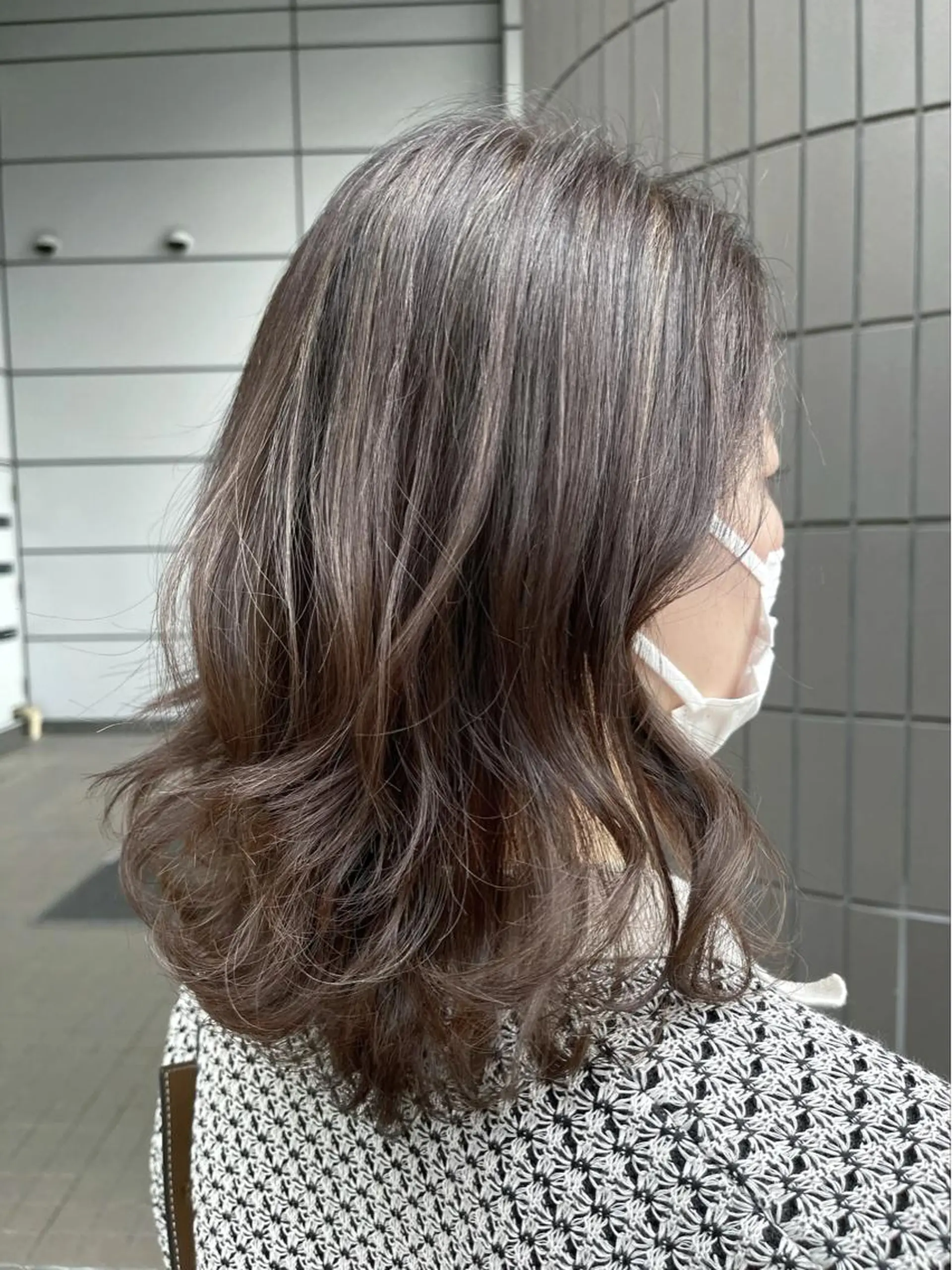 セミロング カラー グレージュ ハイライトカラー ハイライト ヘアカラー トリートメント Zina天王寺 CHIAKIのヘアスタイル