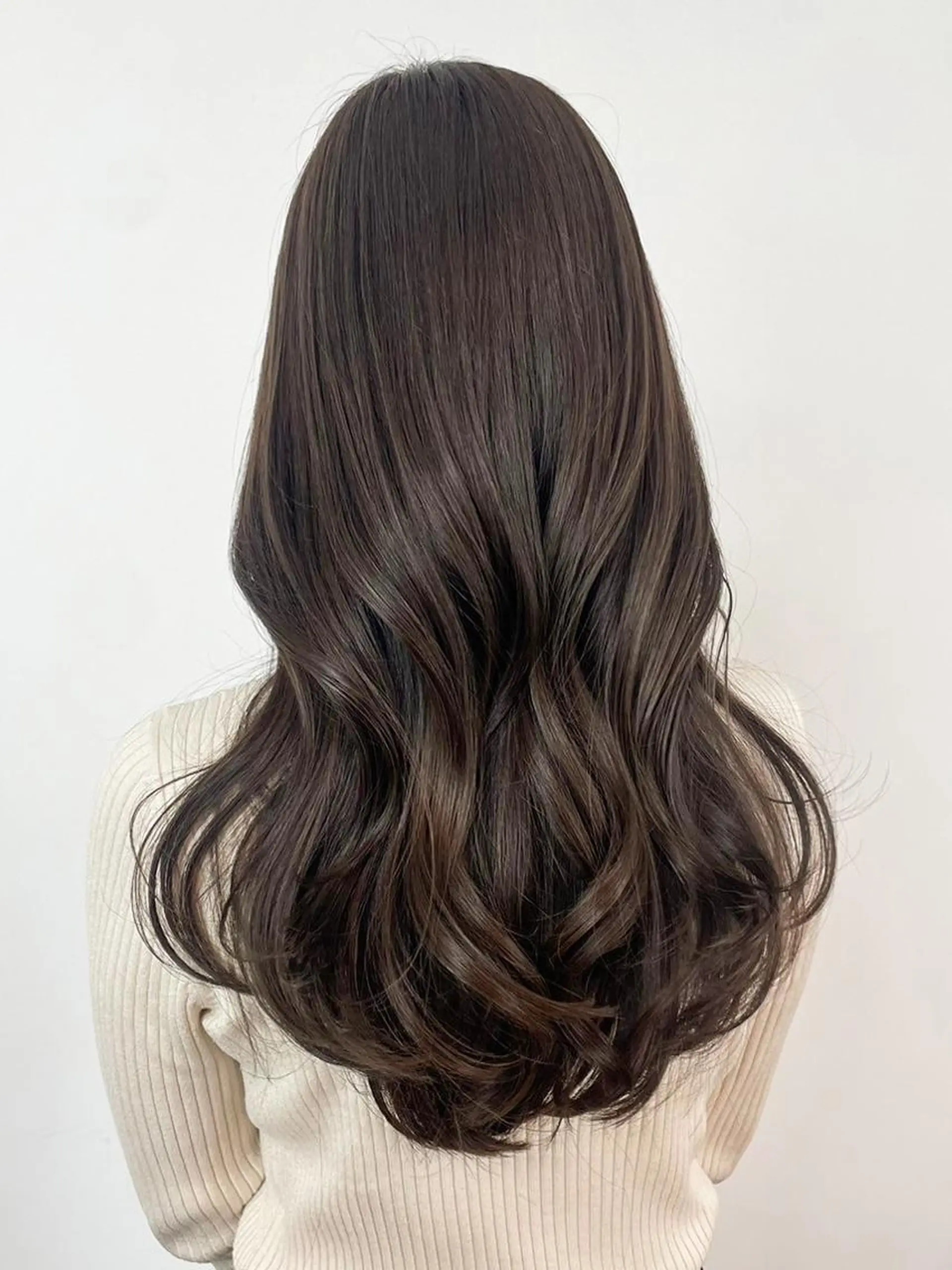 カラー ロング グレージュ くびれヘア レイヤーカット ロング カット ヘアカラー トリートメント ITby ALBUM 北千住店のヘアスタイル