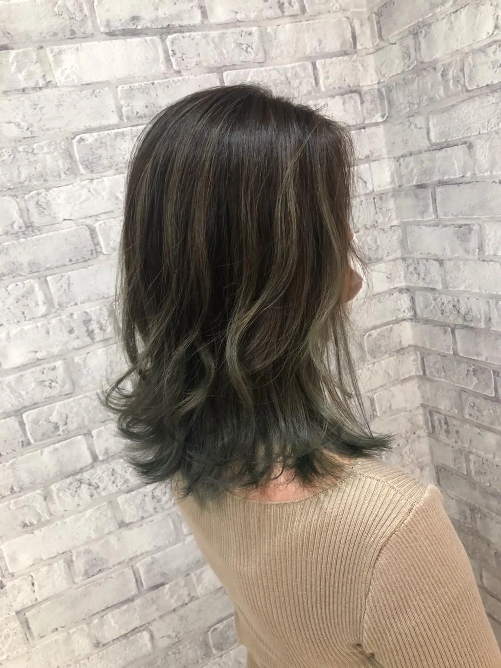 ミディアム カラー ヘアアレンジ アッシュ ベージュカラー ハイライトカラー くびれヘア ハイライト カット ヘアカラー トリートメント 秋山 幸太のヘアスタイル
