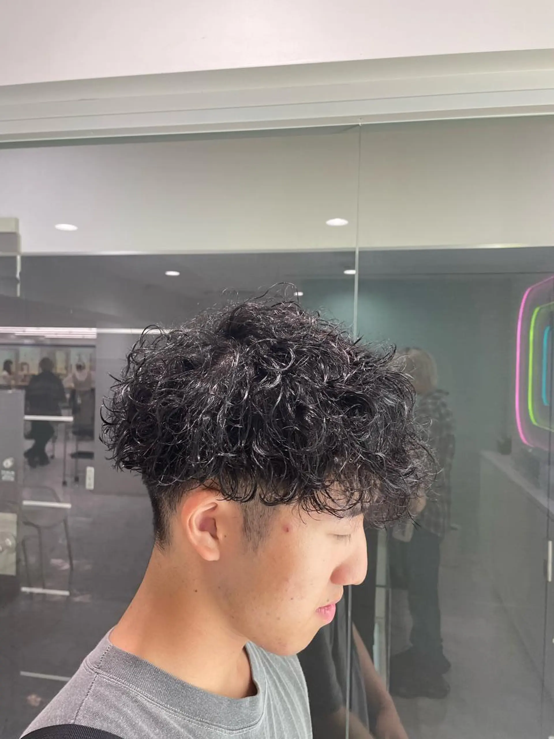 セミロング パーマ ヘアアレンジ メンズ 顔まわりカット の達人のヘアスタイル