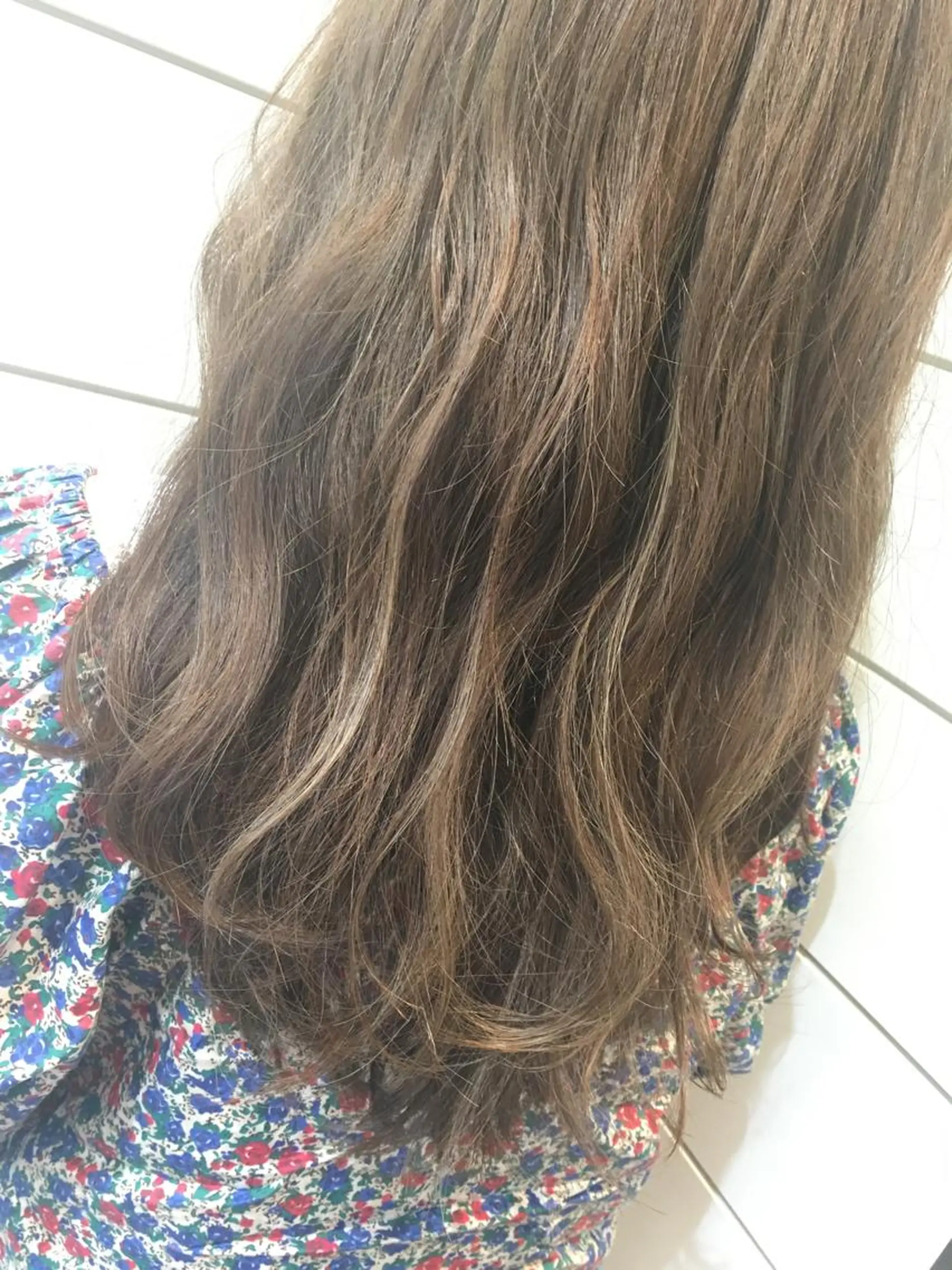 ロング カラー グレージュ 鍵山 千秋のヘアスタイル