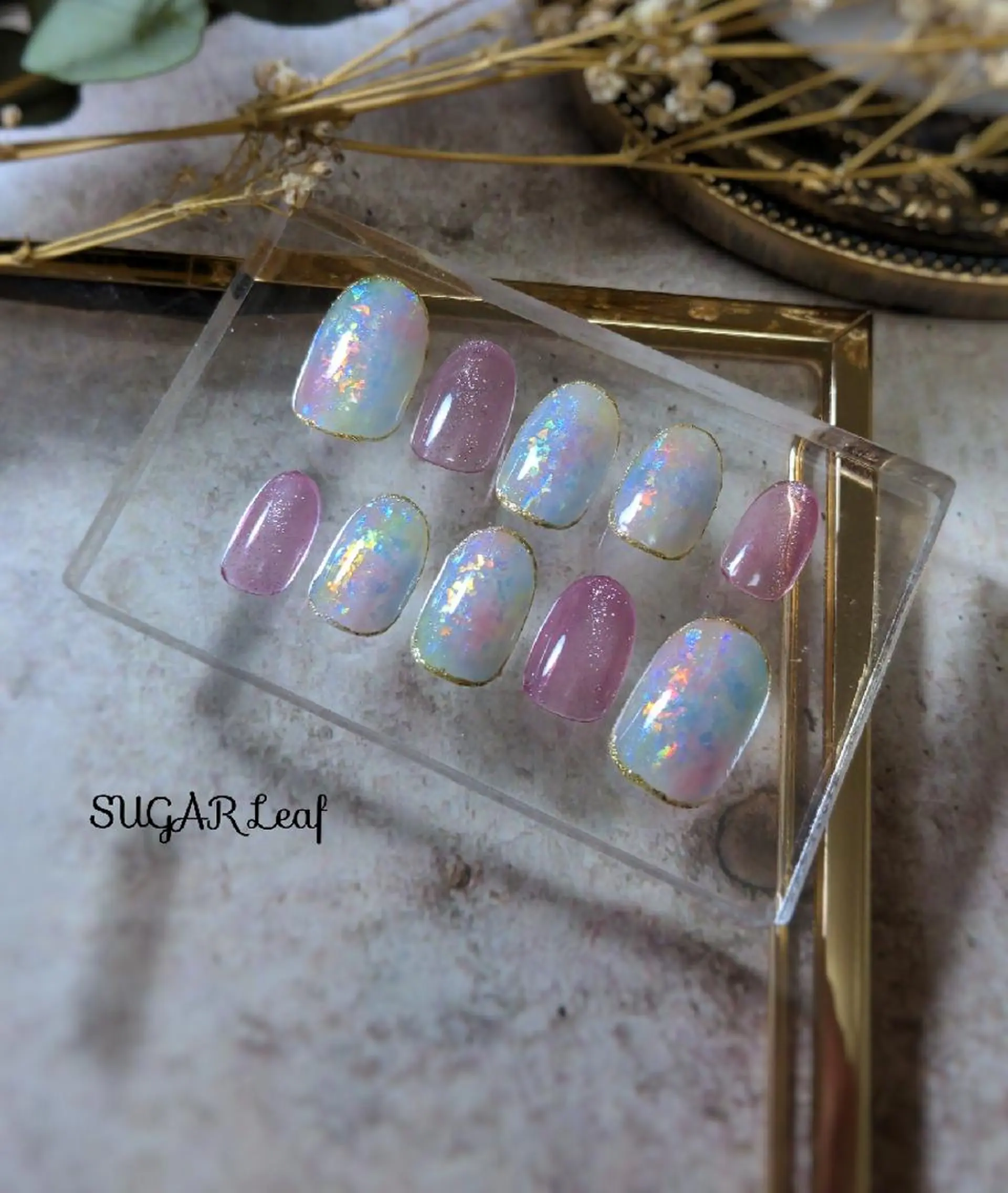 ネイル ホワイト SUGAR Leafのネイルデザイン