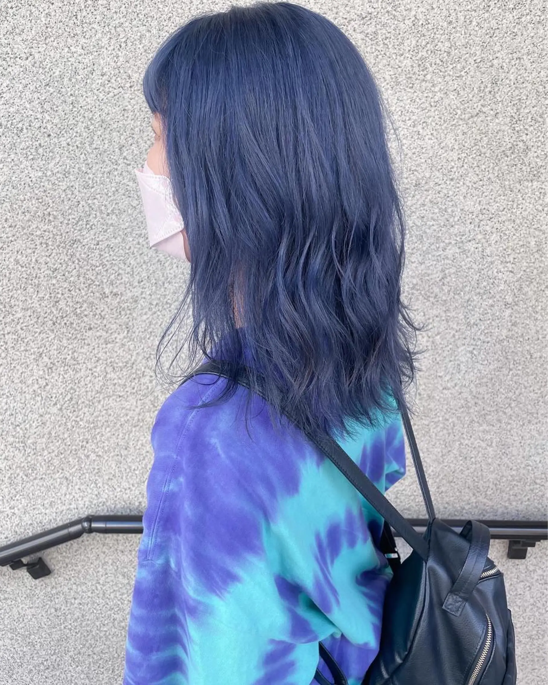 セミロング カラー ブリーチ ブルーカラー ブルージュ 古川 流久のヘアスタイル