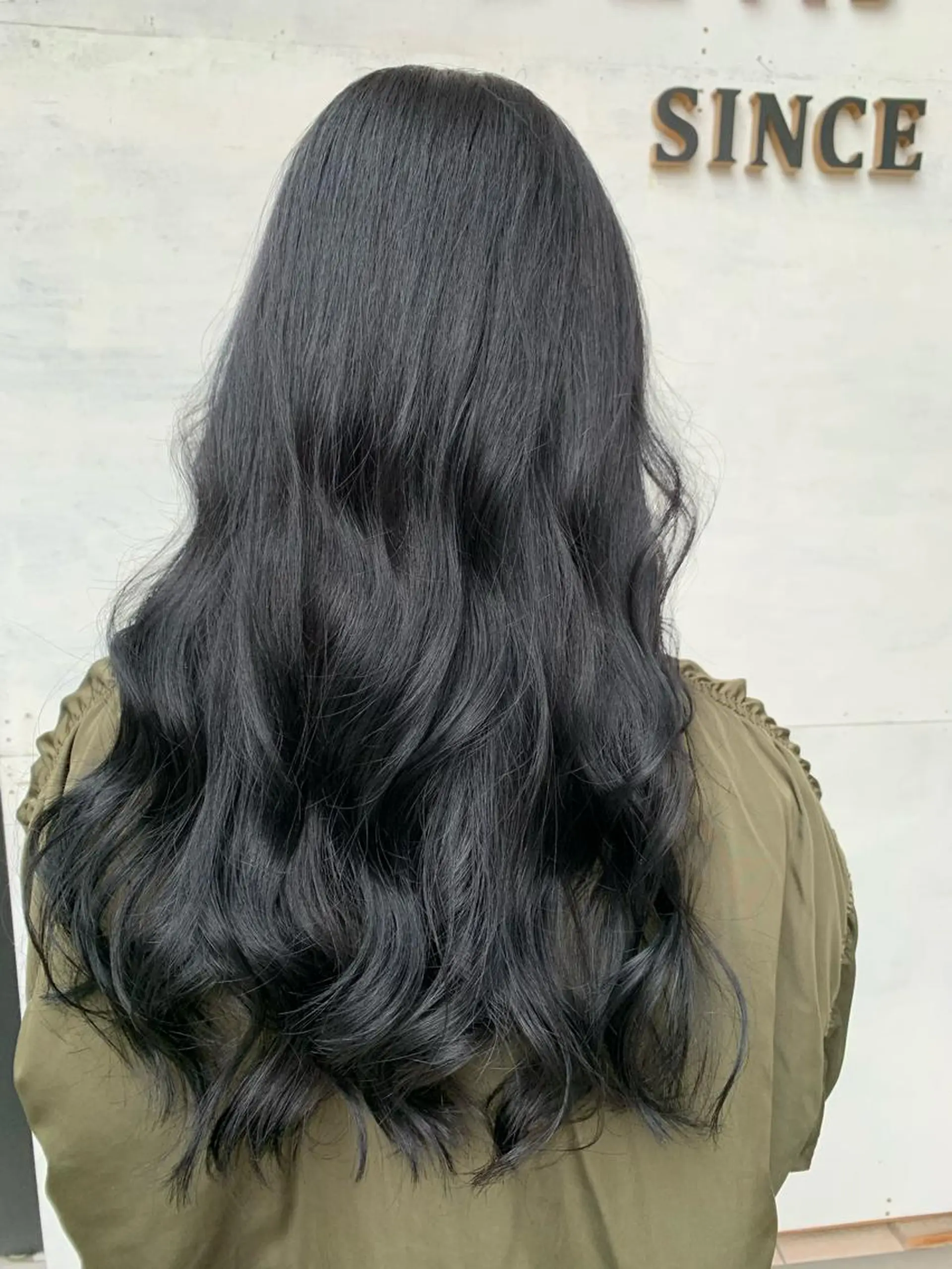 ロング カラー ダークグレー ダークグレージュ グレージュ Zina天王寺 CHIAKIのヘアスタイル