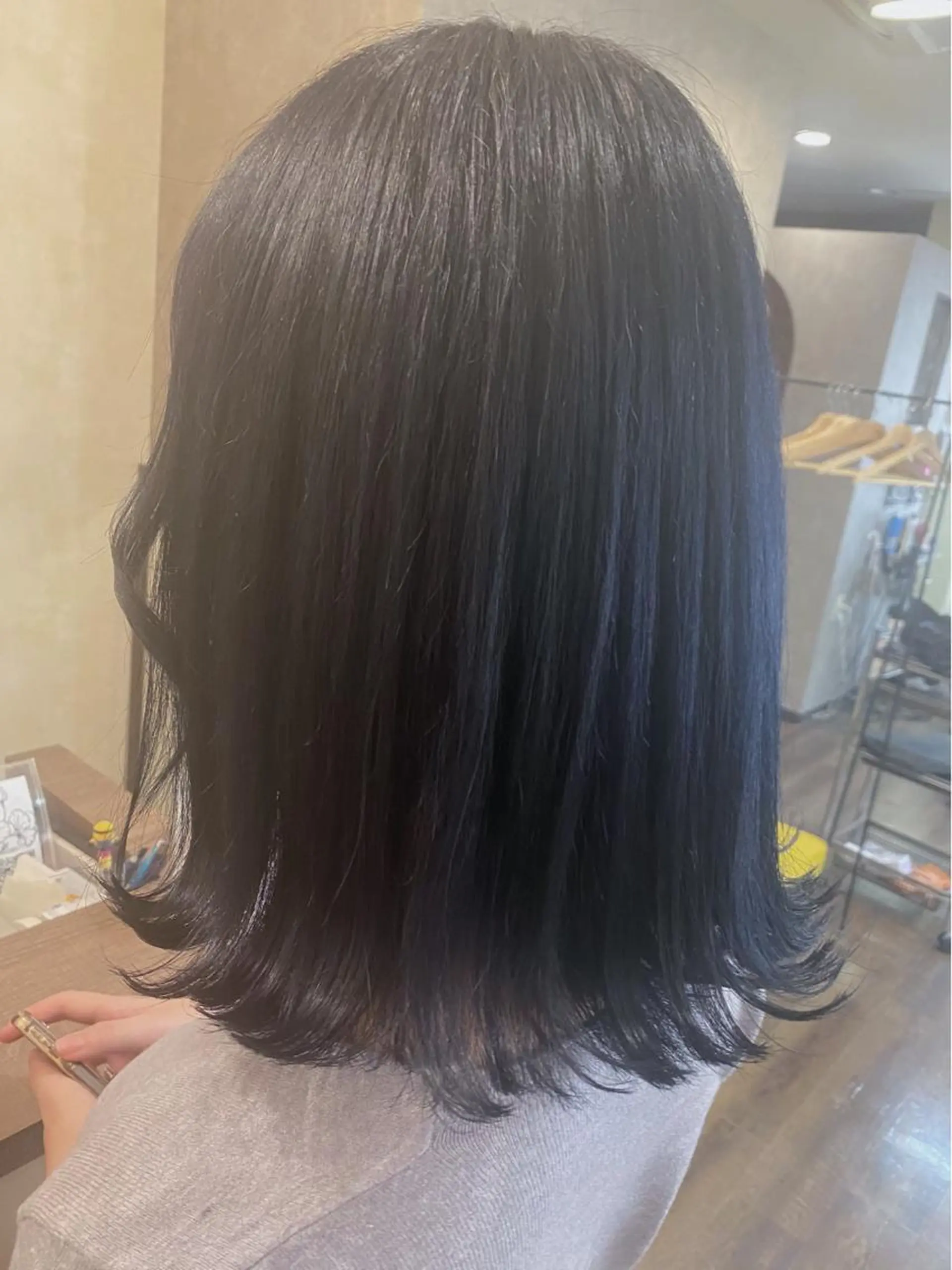 ミディアム カラー アディクシーカラー 黒髪 ブルーカラー ブルーブラック ヘアカラー トリートメント 田井中 悠紀のヘアスタイル