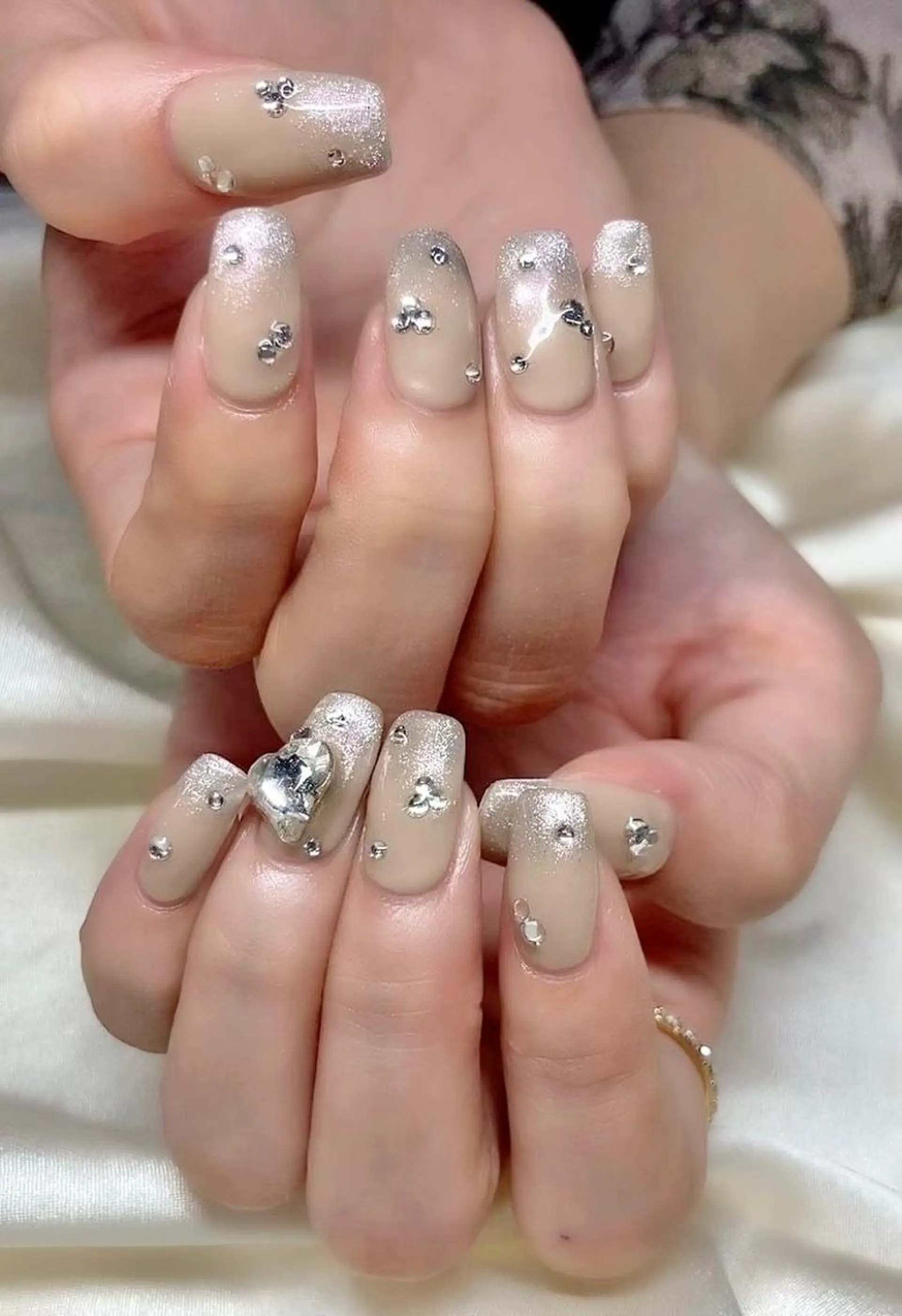 ネイル マツエク・マツパ アイブロウ 眉カラー 韓国風マツエク パリジェンヌラッシュリフト まつげパーマ 長さ出し ハンドネイル Nail&eye Belire 新宿のネイルデザイン