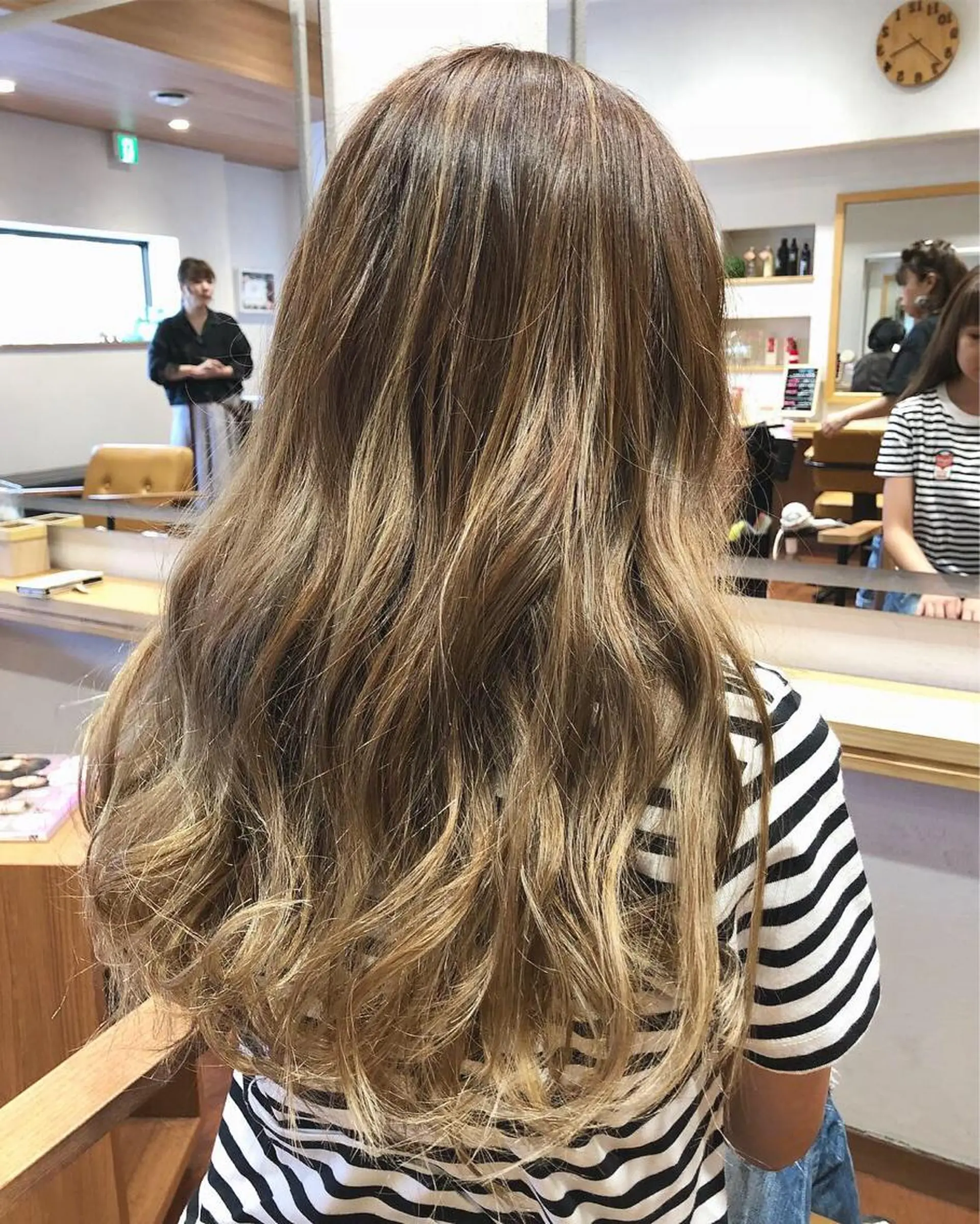 ロング カラー ベージュカラー 透明感カラー ハイライトカラー ハイトーンカラー ミルクティーベージュ SALOWIN神戸三宮店所属・【美髪を叶える】中谷 彰宏（アキ)のヘアスタイル