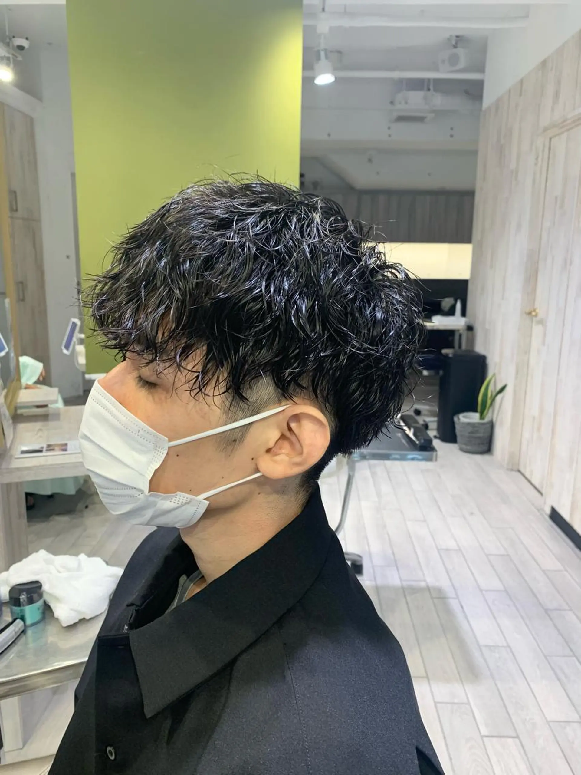 ミディアム パーマ メンズ 岡本 勇輝のヘアスタイル