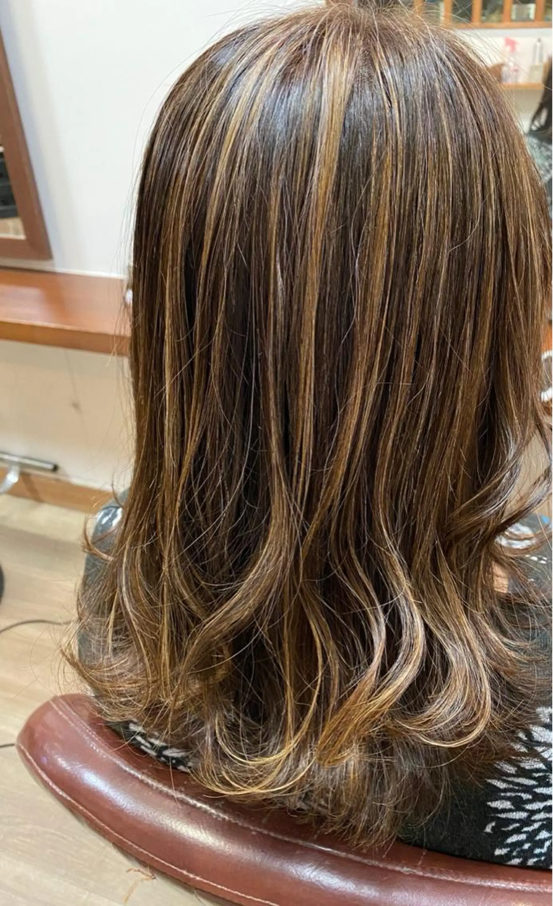 セミロング ハイライト chill out 南塚口本店のヘアスタイル