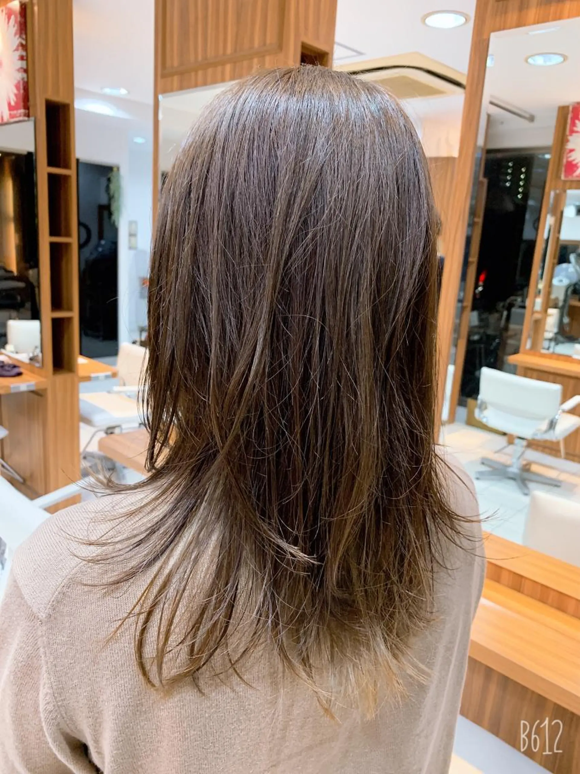 ミディアム カラー グレージュ 白髪ぼかしハイライト 柳川拓哉のヘアスタイル