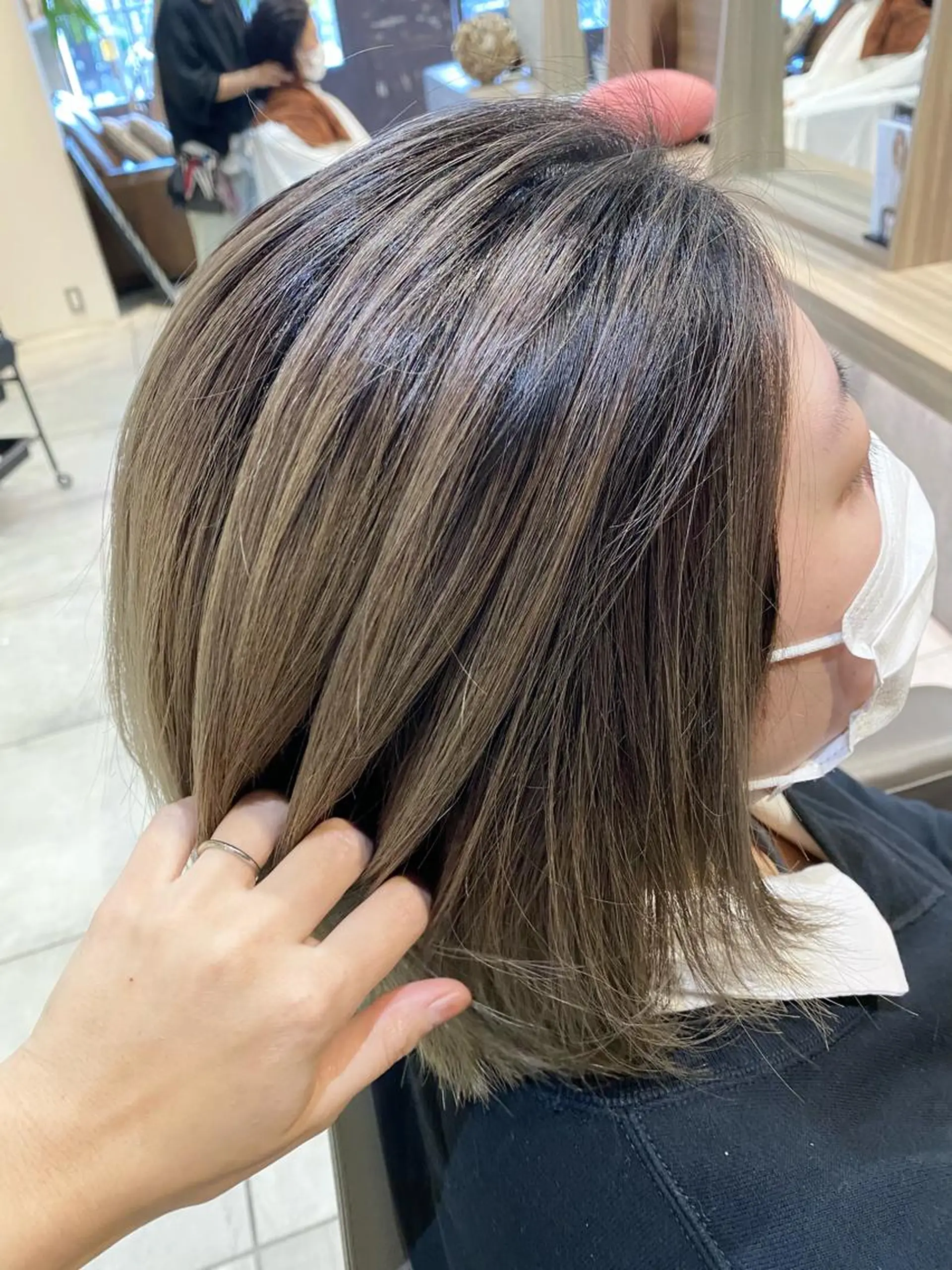 ミディアム カラー バレイヤージュ ベージュカラー レイヤーカット ヘアカラー 川越 輝梨奈のヘアスタイル