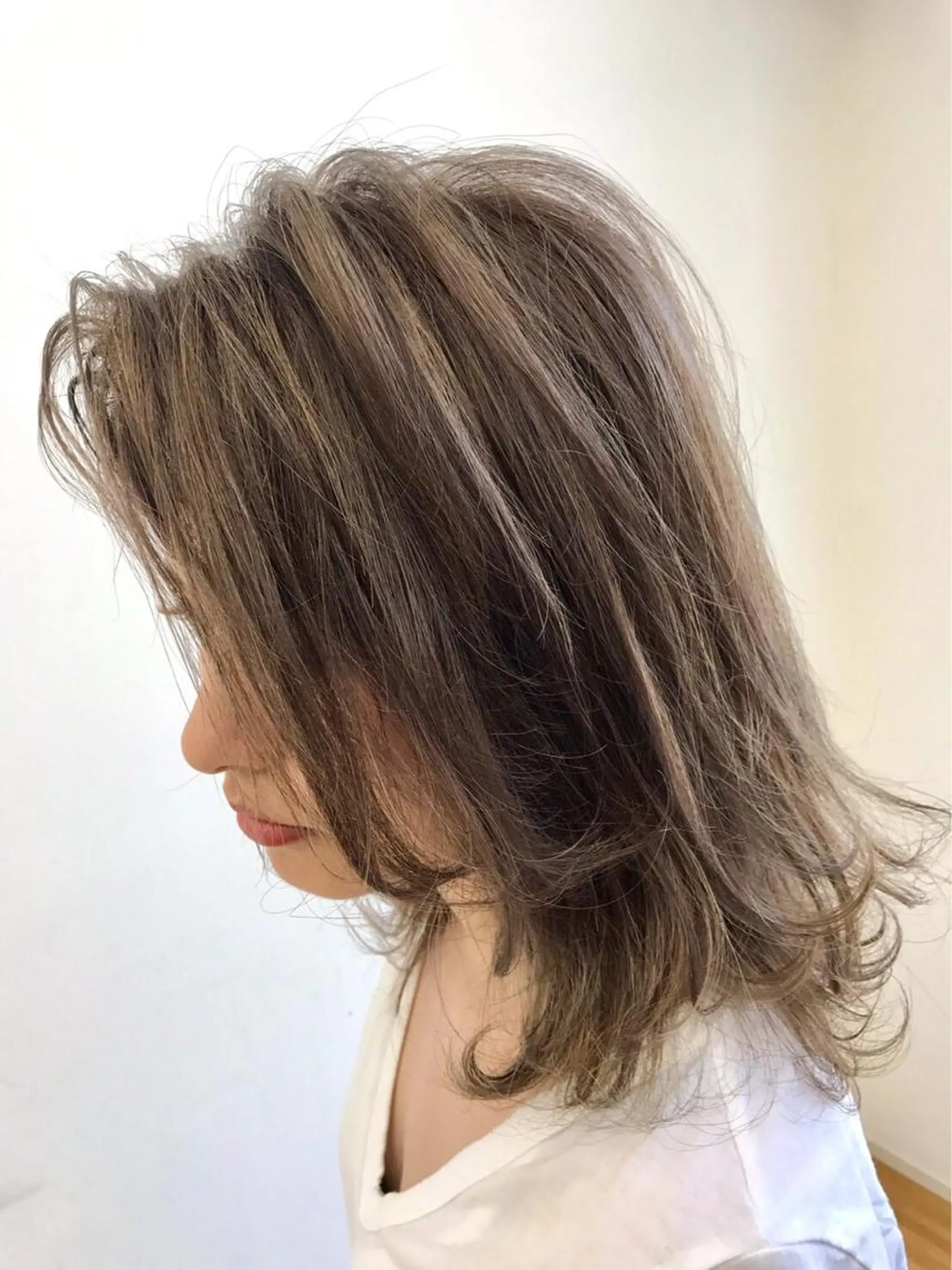 セミロング カラー ハイライトカラー ハイライト カット ヘアカラー トリートメント 岩崎 裕司のヘアスタイル