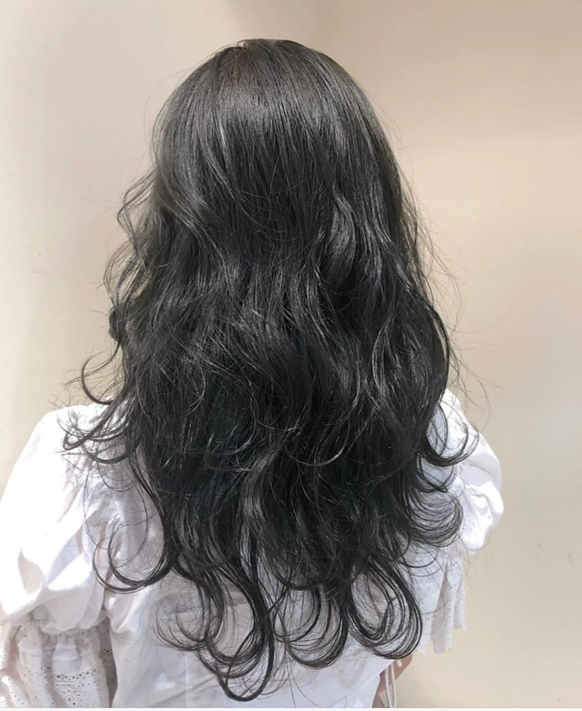 ロング カラー 透明感カラー ダークグレー 大岩 茉愉のヘアスタイル