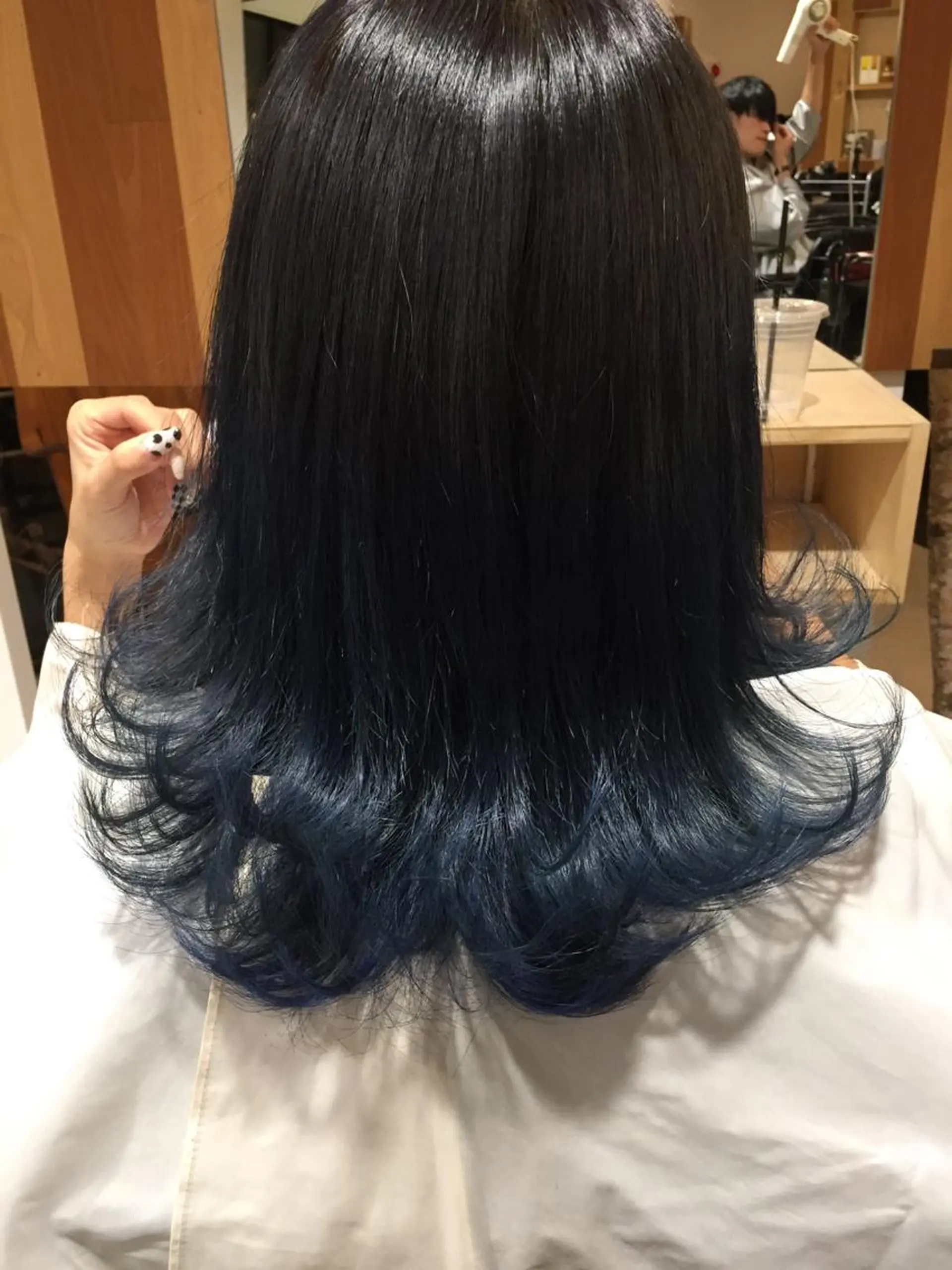 セミロング カラー ブリーチ ブルーカラー グラデーションカラー ニシムラ コウイチのヘアスタイル