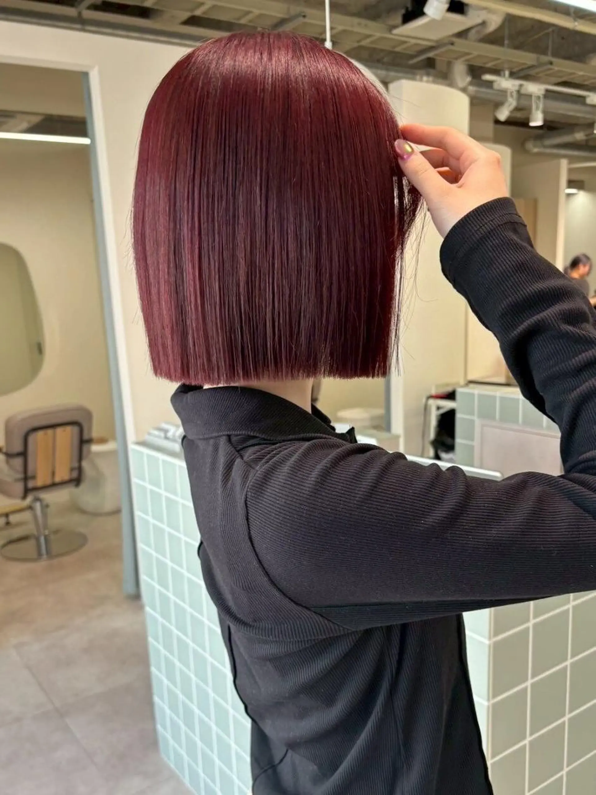 ショート カラー ショートボブ バレイヤージュ ブリーチ カシス ダブルカラー カット ヘアカラー トリートメント newi hauoli札幌駅前のヘアスタイル