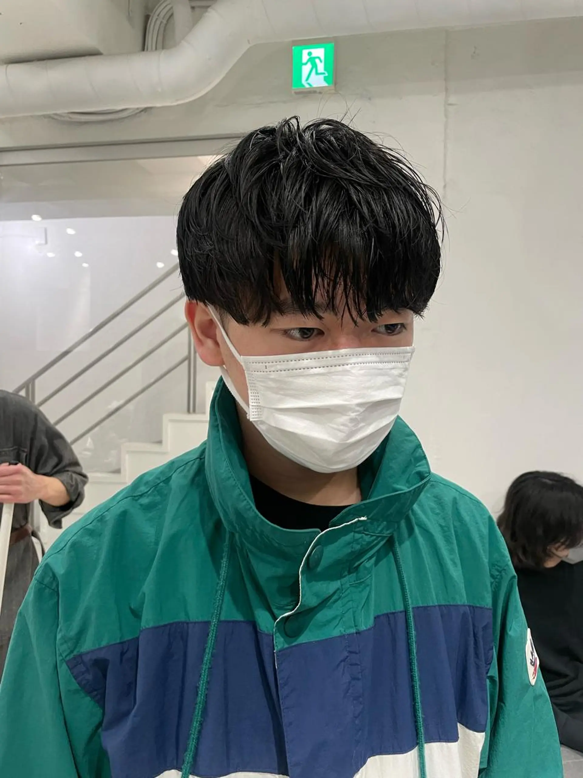 ショート パーマ メンズ メンズバレイヤージュ メンズブリーチ センターパート フェードカット メンズハイライト カット パーマ トリートメント スパイラルパーマ 🌐hina⭐️のヘアスタイル