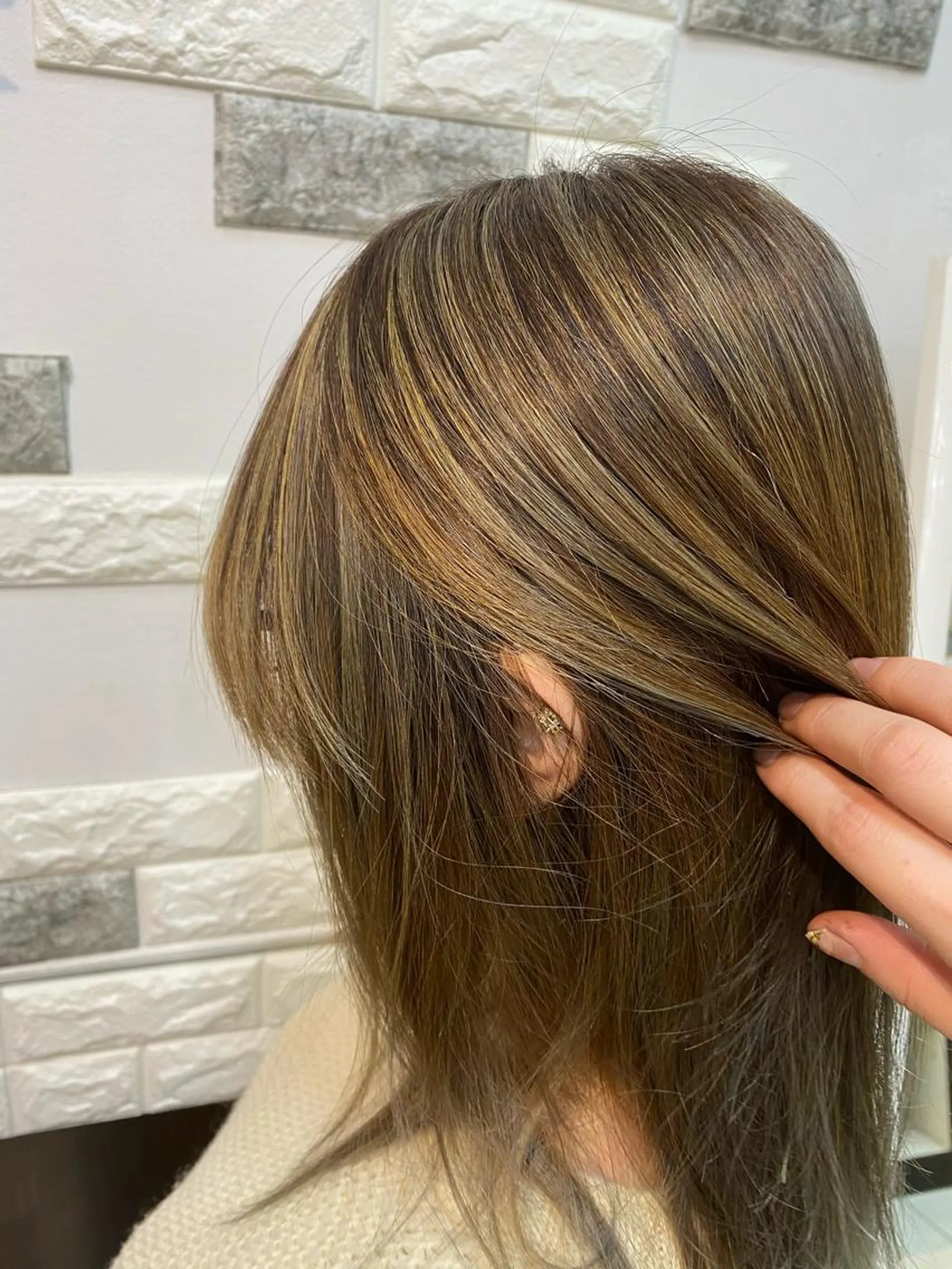 セミロング カラー ブリーチ ハイライトカラー ハイライト ショートボブ✨️ 池田芽生のヘアスタイル