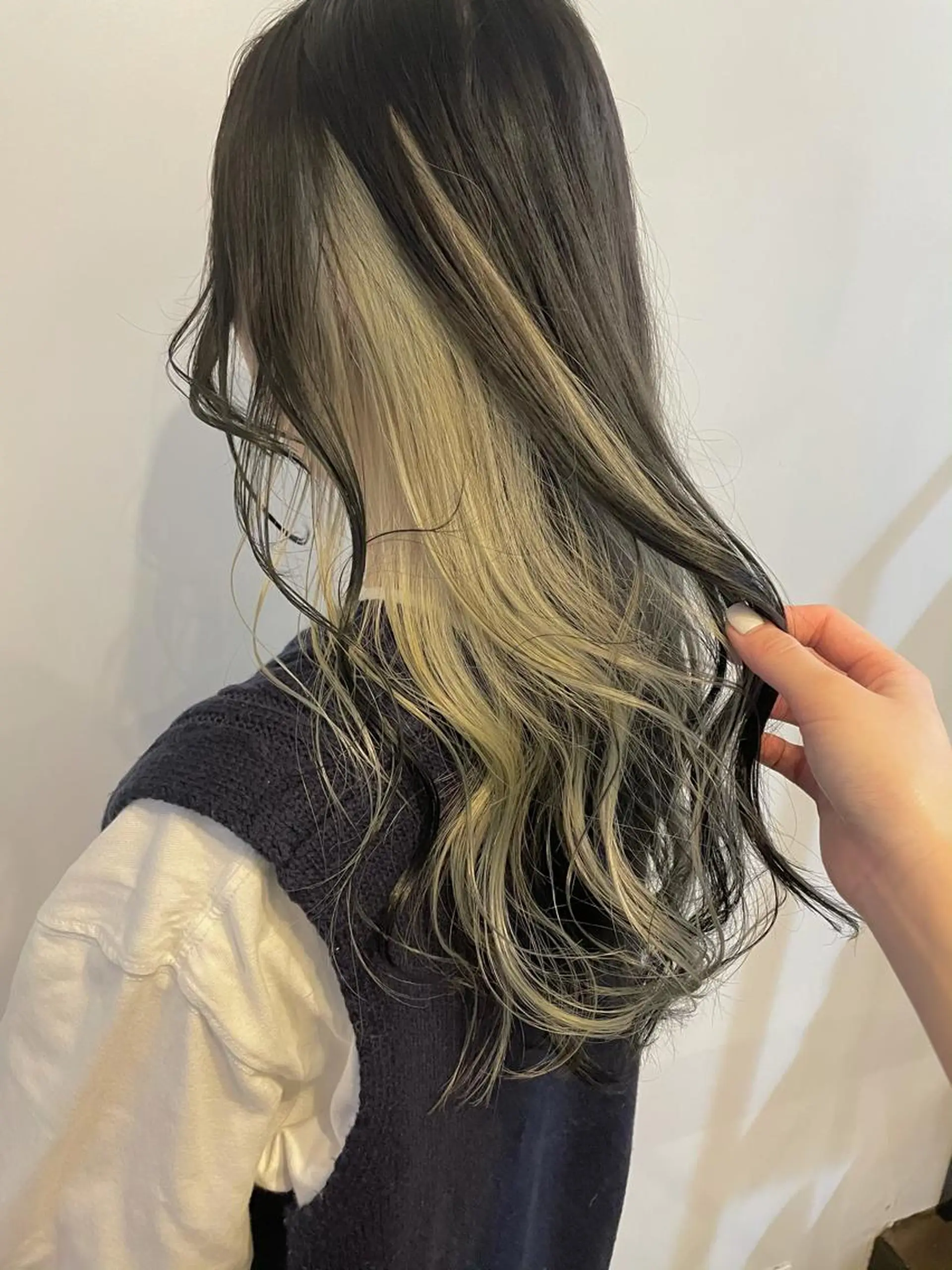 ロング カラー ブロンド ダークグレー インナーカラー 安藤 佑衣のヘアスタイル