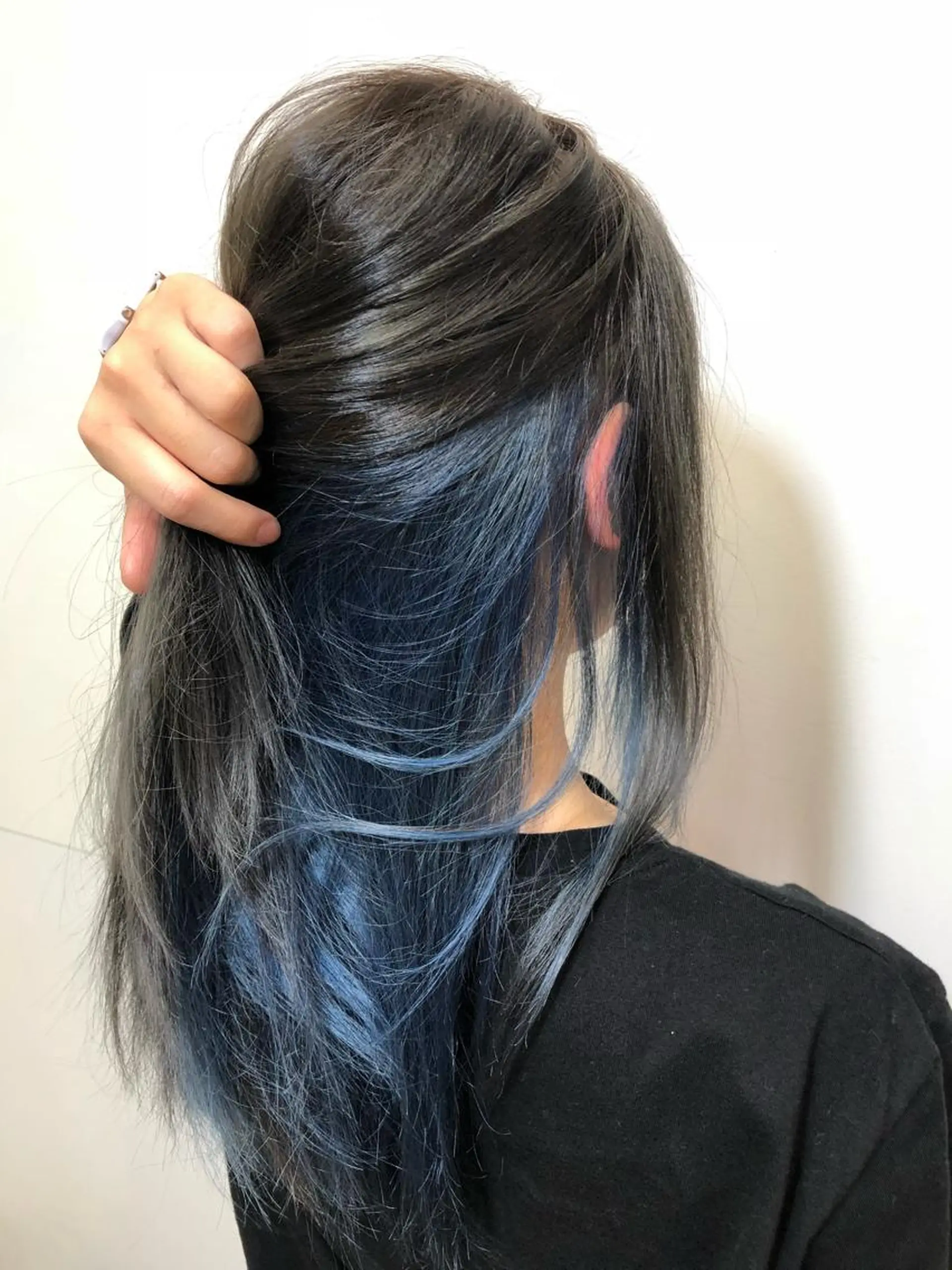 カラー メンズ メンズインナーカラー ブルーカラー インナーカラー 芝田  望優のヘアスタイル