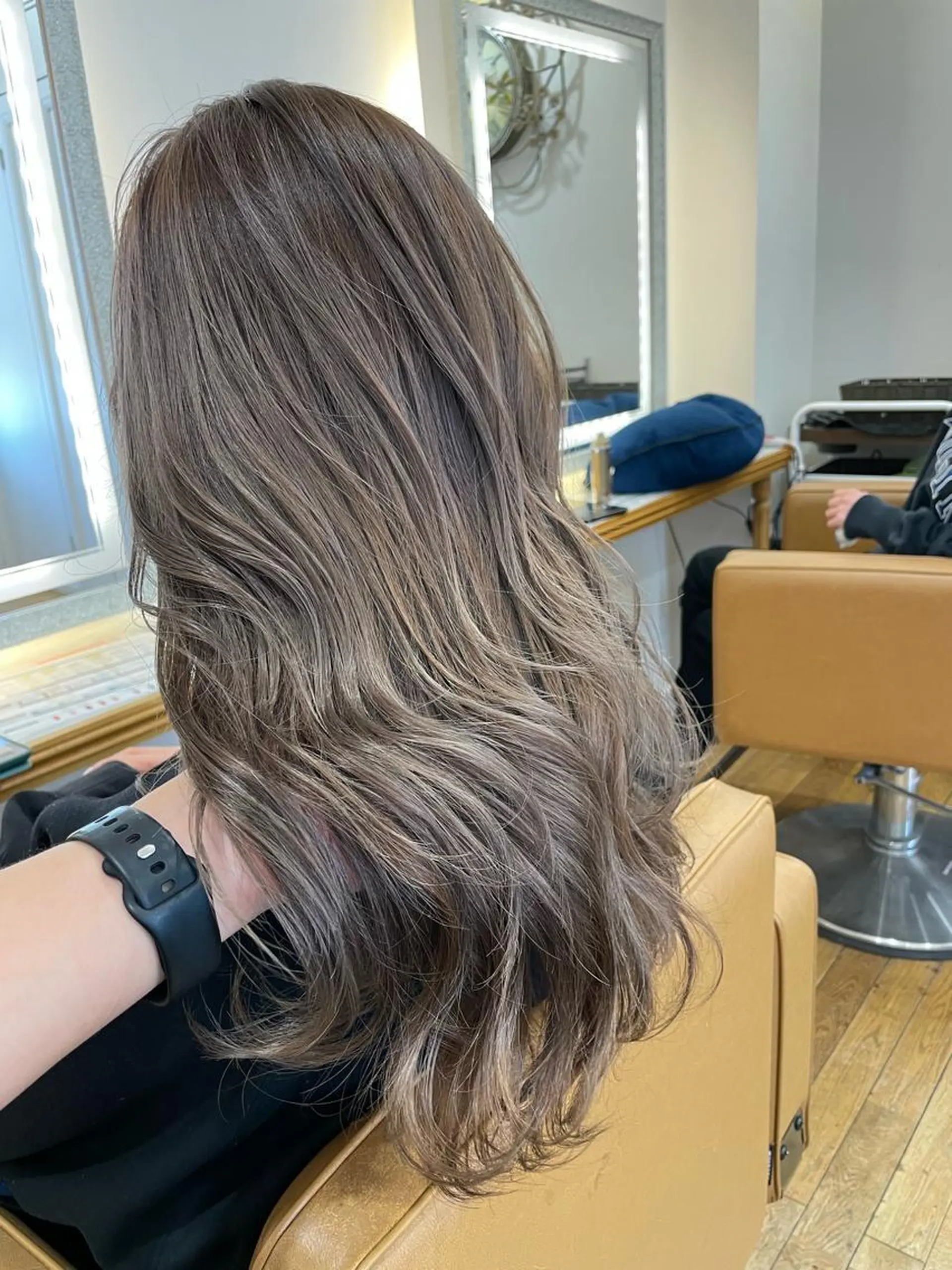 セミロング ヘアカラー トリートメント ブリーチ毛矯正.髪質 改善.髪にドラマをのヘアスタイル