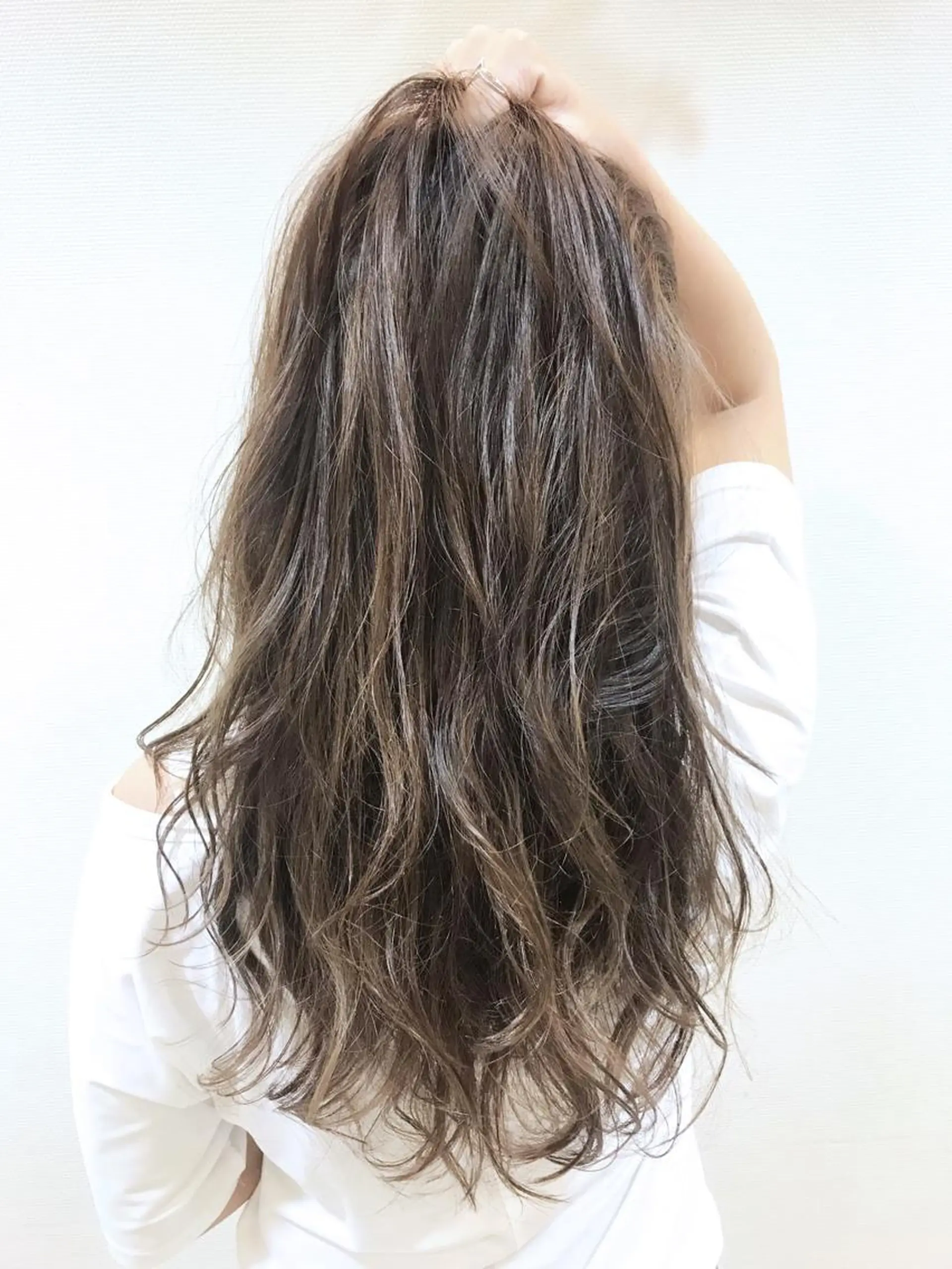 ロング カラー パーマ アッシュ ベージュカラー VOCE所属・北川 泰之のヘアスタイル