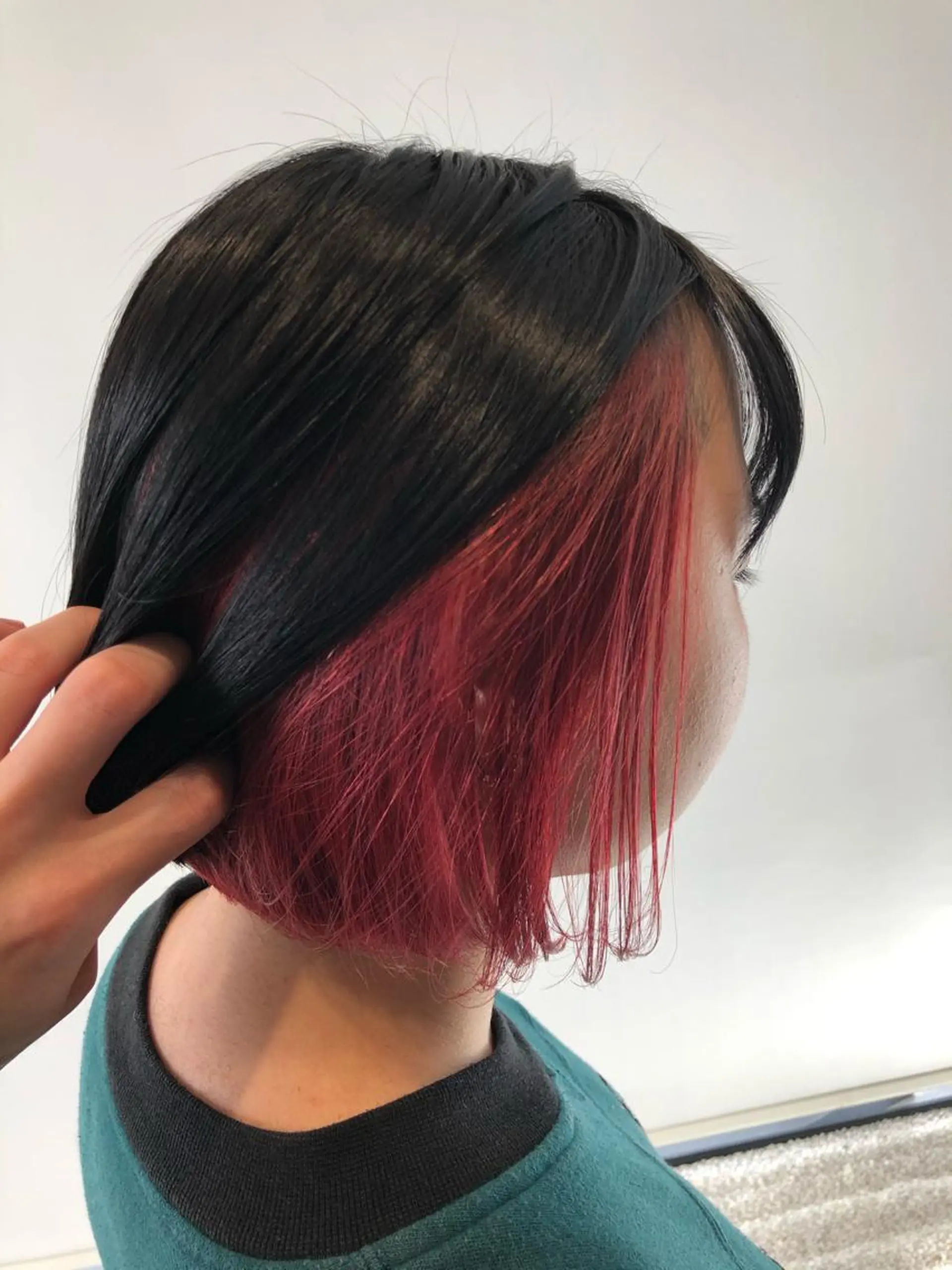 セミロング カラー ブリーチ インナーカラー レッドカラー ワタナベ テルマサのヘアスタイル