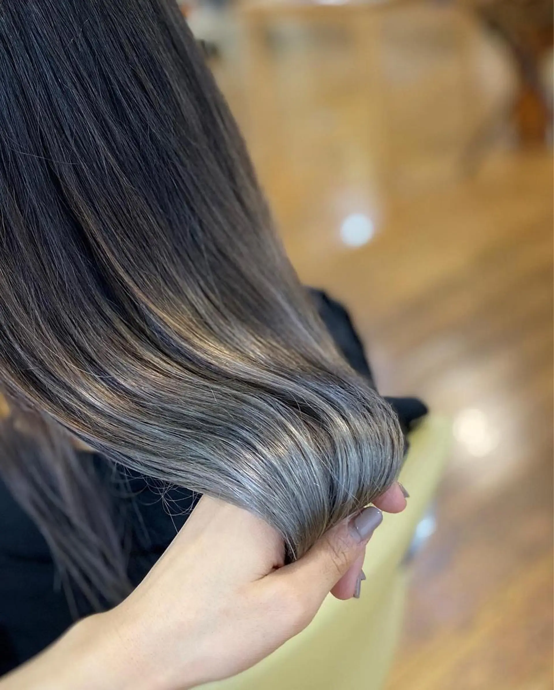 ロング カラー ブリーチ ケアブリーチ グラデーションカラー シルバー 荒木 ひろかのヘアスタイル