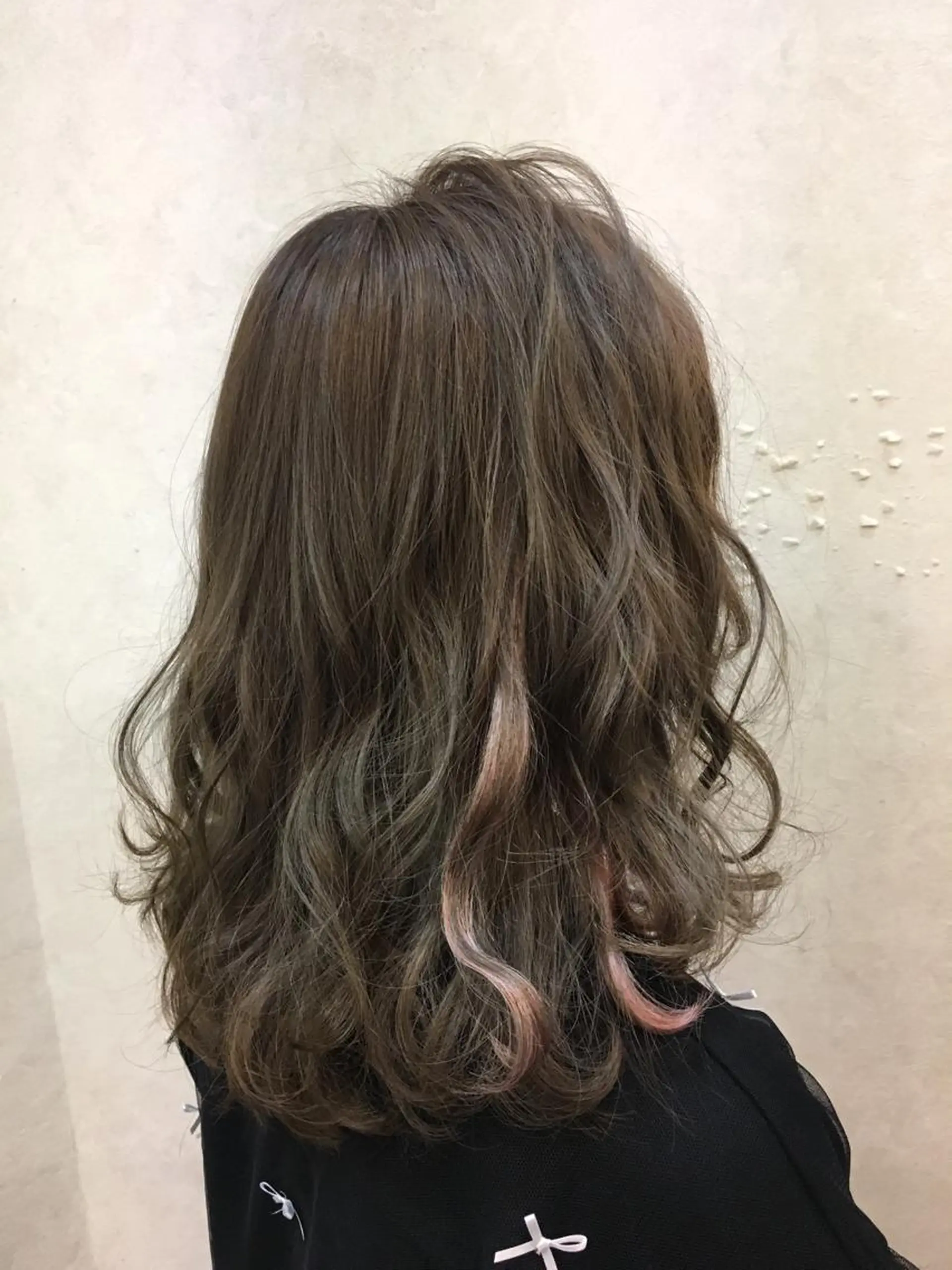 ミディアム カラー メッシュ ピンクカラー エクステ 韓国ヘア🤍髪質改善 🇰🇷AKANEのヘアスタイル