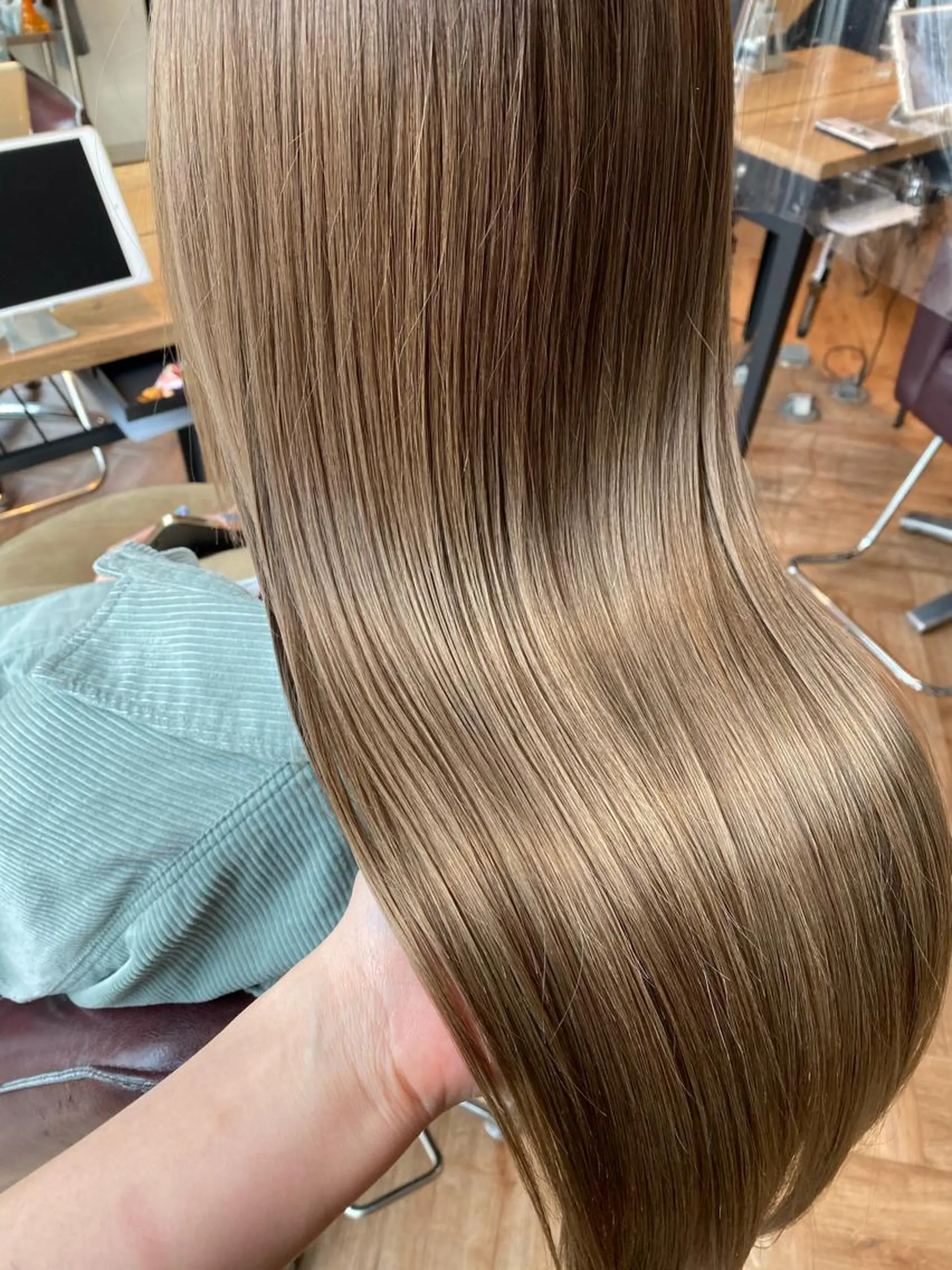 ロング カラー 韓国ヘア顔周りカット 艶髪ベージュtamaのヘアスタイル