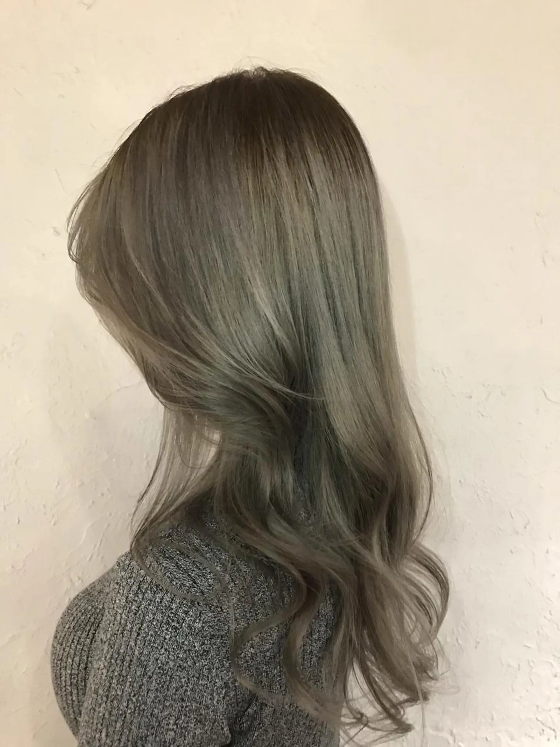 ロング カラー ブリーチ シルバー 伊藤 優希のヘアスタイル