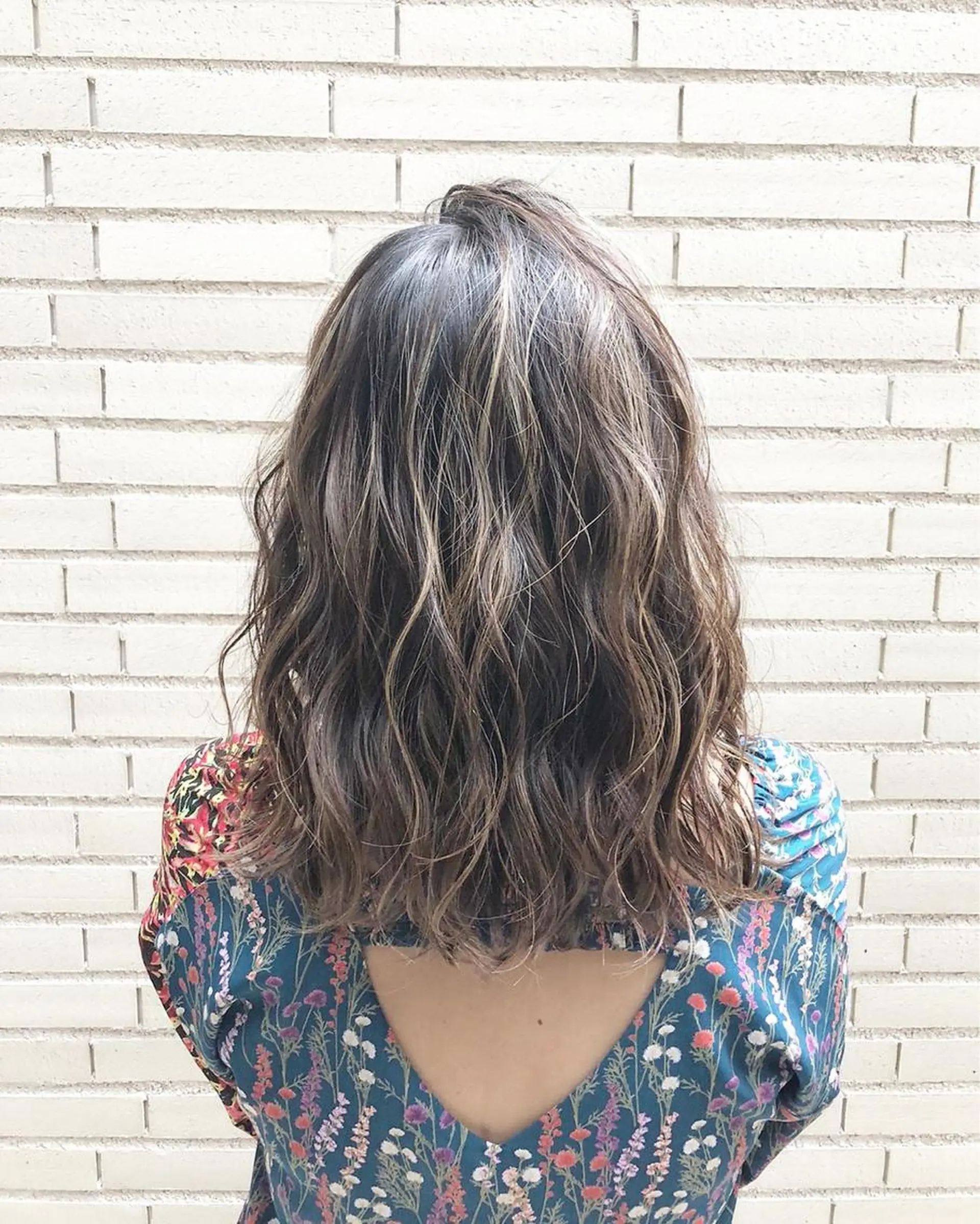 ミディアム カラー バレイヤージュ ブリーチ デザインカラー ハイライトカラー インナーカラー ハリウッドブロウ LAID BACKの眉毛・アイブロウイメージ