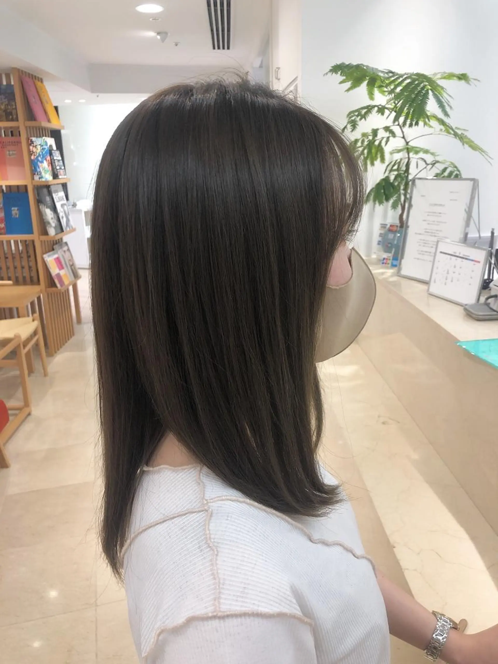 ミディアム カラー 小林 瑚白のヘアスタイル