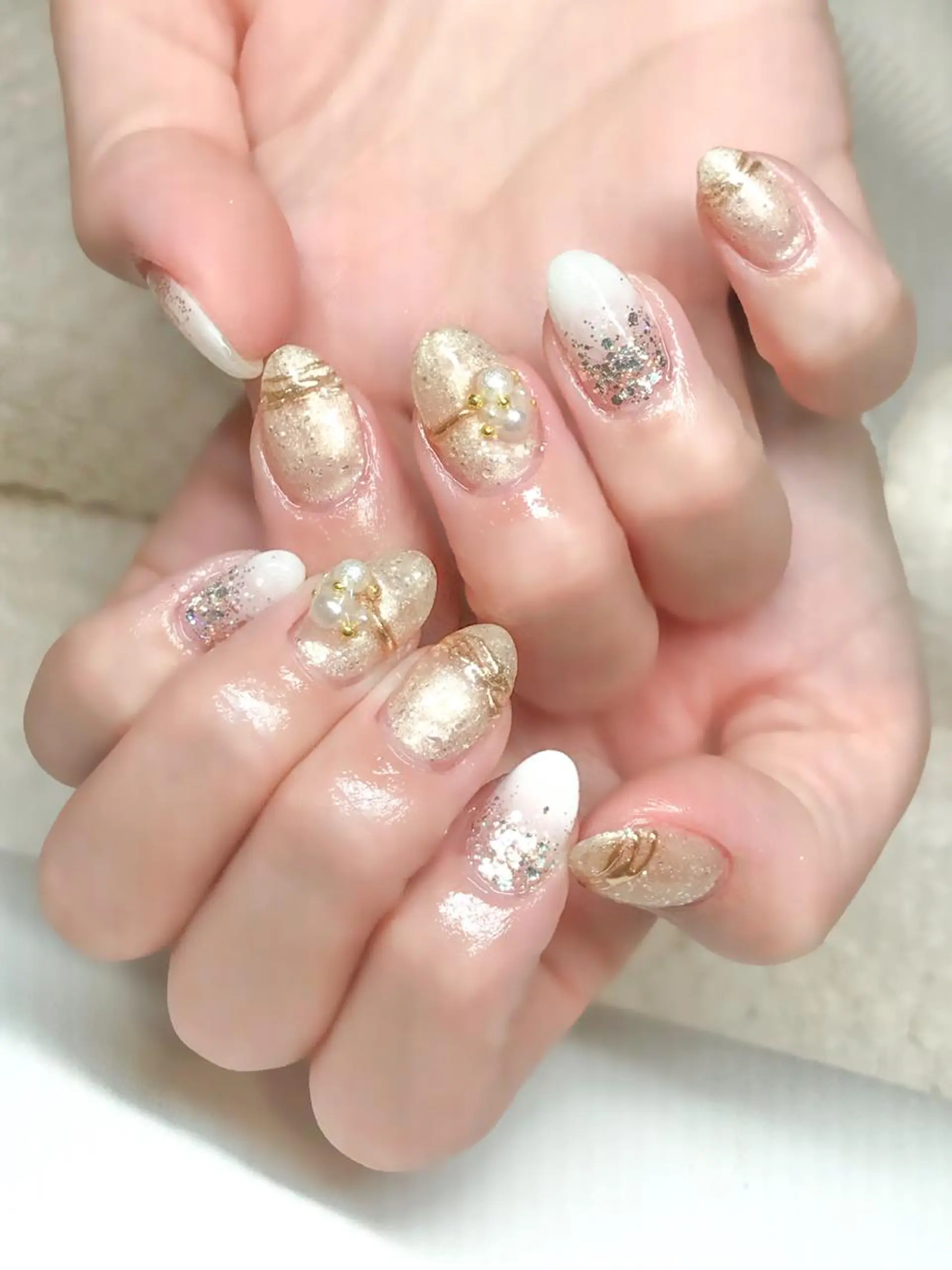 ネイル ゴールド グラデーション キラキラネイル ホワイト Nyanco Nailのネイルデザイン
