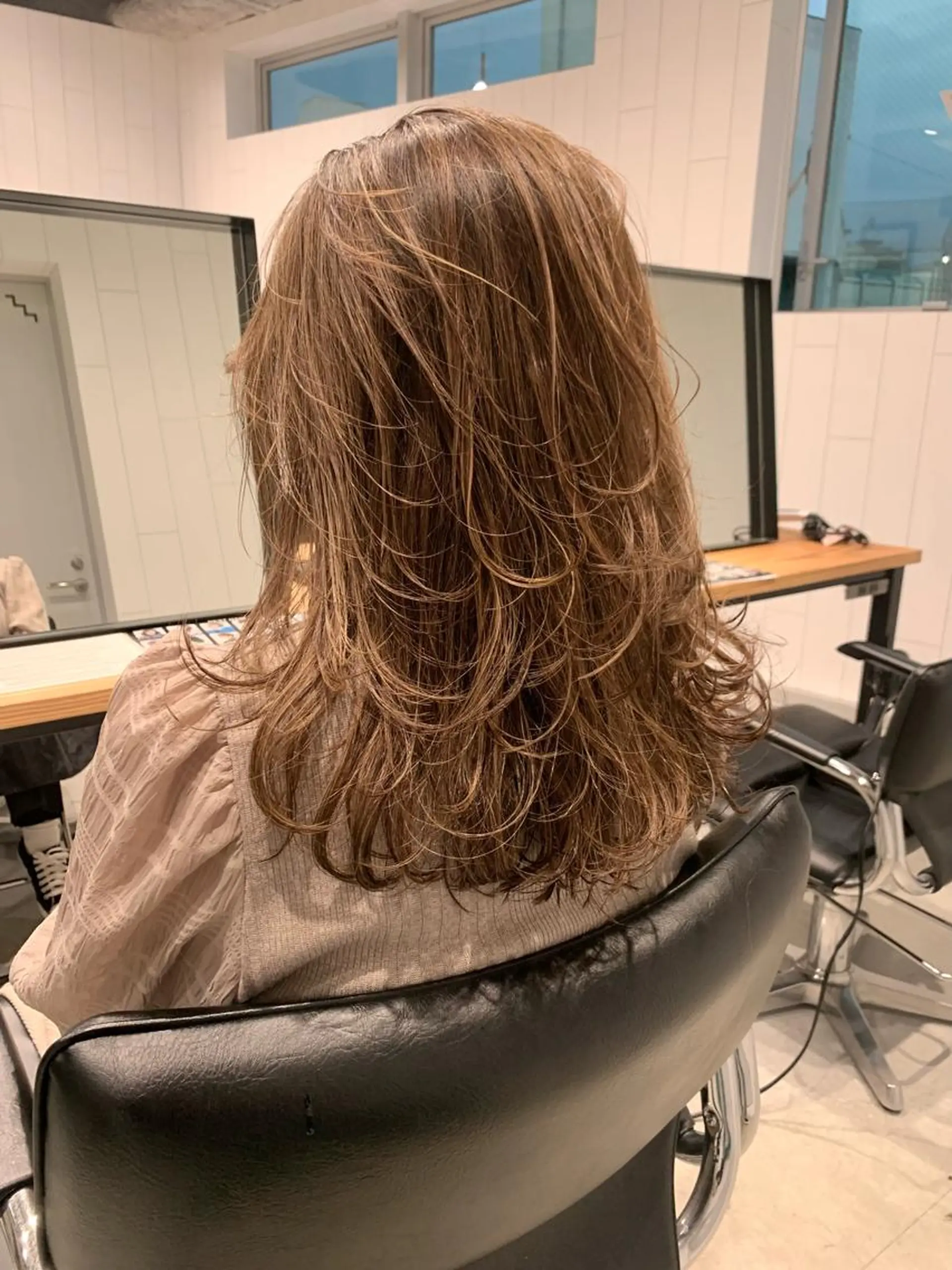 ミディアム カラー ベージュカラー ブリーチ ハイライトカラー ハイライト 海外レイヤーカット 🇺🇸山村拓士のヘアスタイル