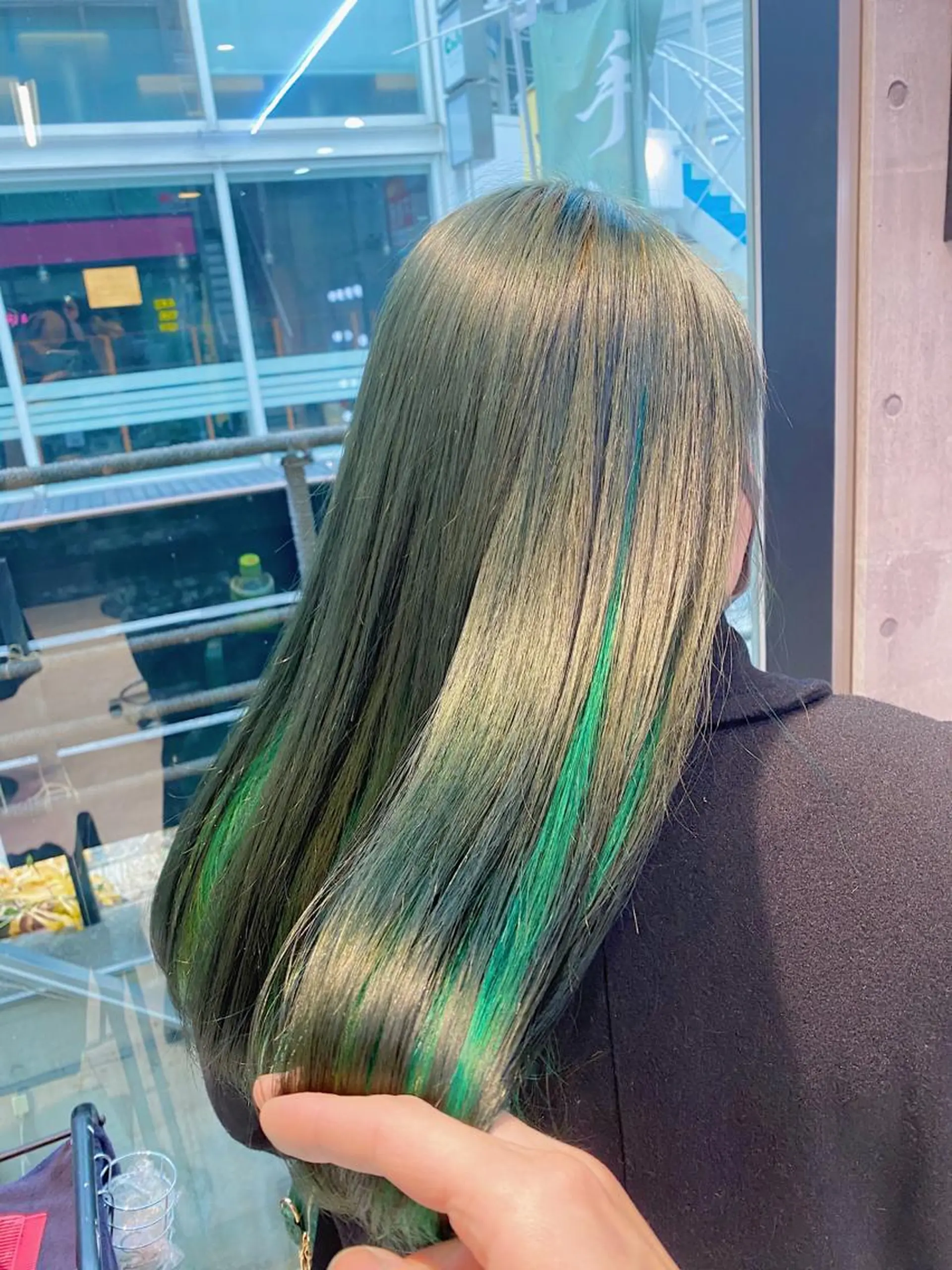 ロング ヘアアレンジ メンズ メンズハイライト メンズインナーカラー アッシュ アッシュグレー アッシュグレージュ JuNブリーチに 縮毛矯正するプロのヘアスタイル