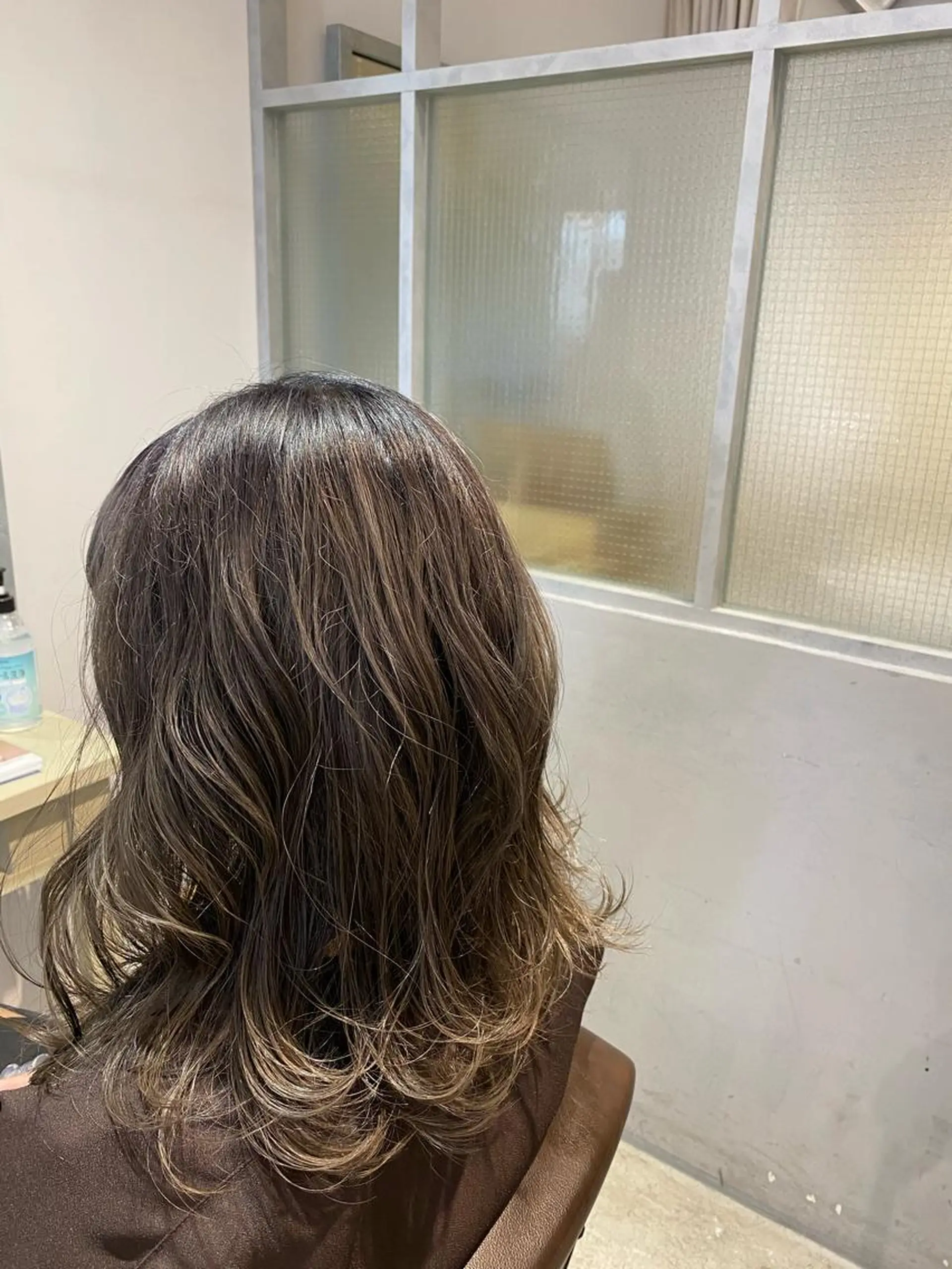 ミディアム カラー EARTH 榎本のヘアスタイル