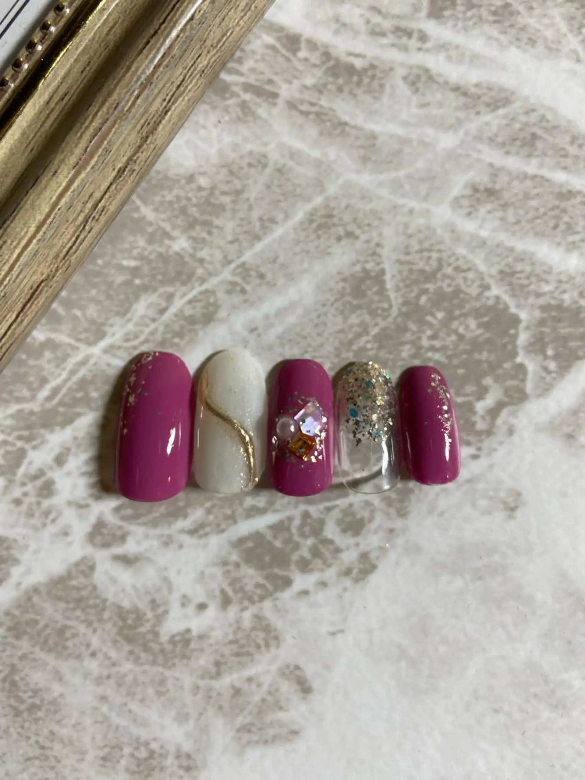 ミディアム ネイル キラキラネイル ラメ(グリッター) ミラーネイル ニュアンスネイル 赤色 ハンドネイル ネイルサロン ステラのネイルデザイン