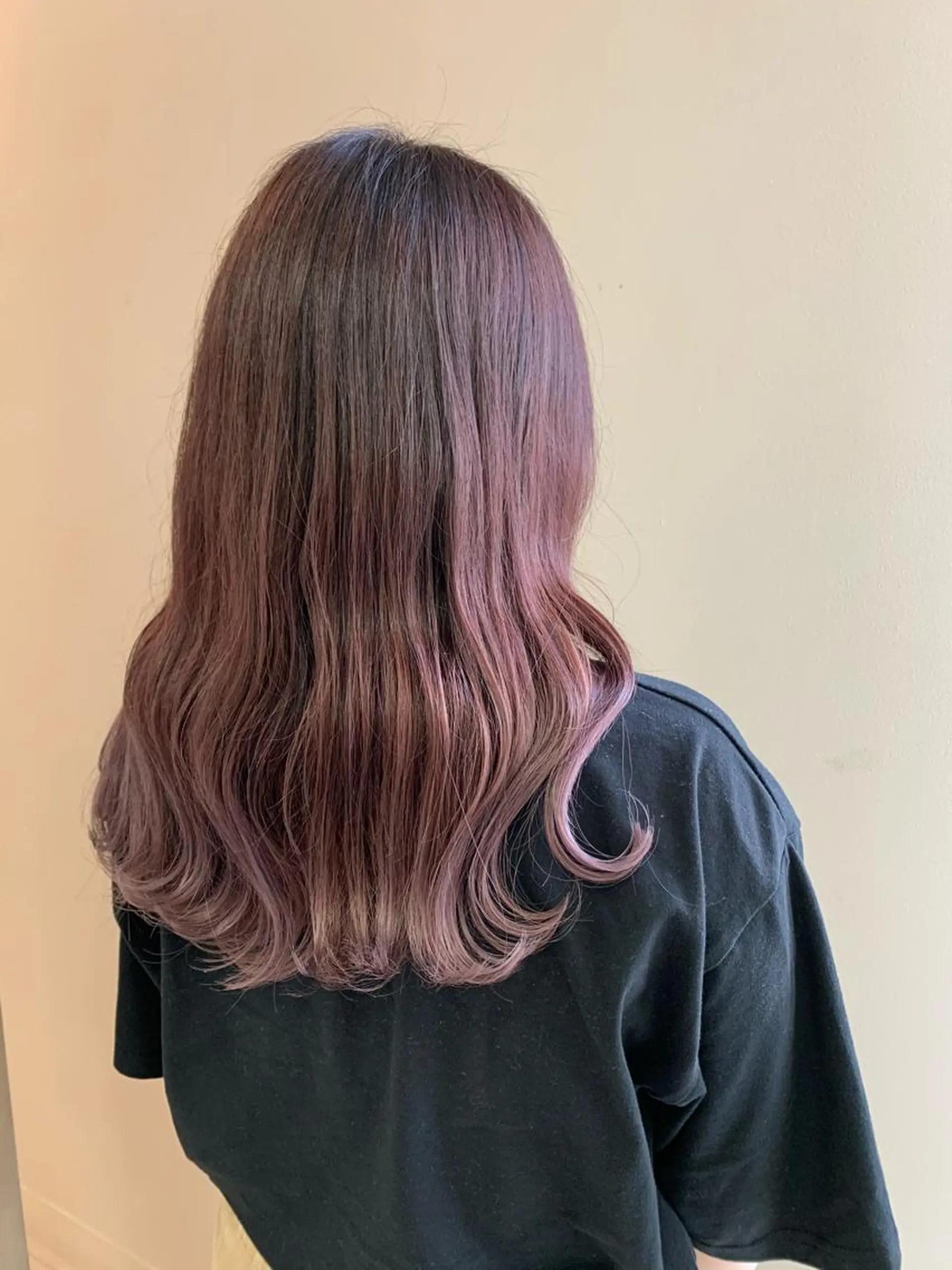 ロング カラー アッシュ ピンクカラー ヘアカラー トリートメント 顔まわりカット✄ ベージュカラー🧸のヘアスタイル