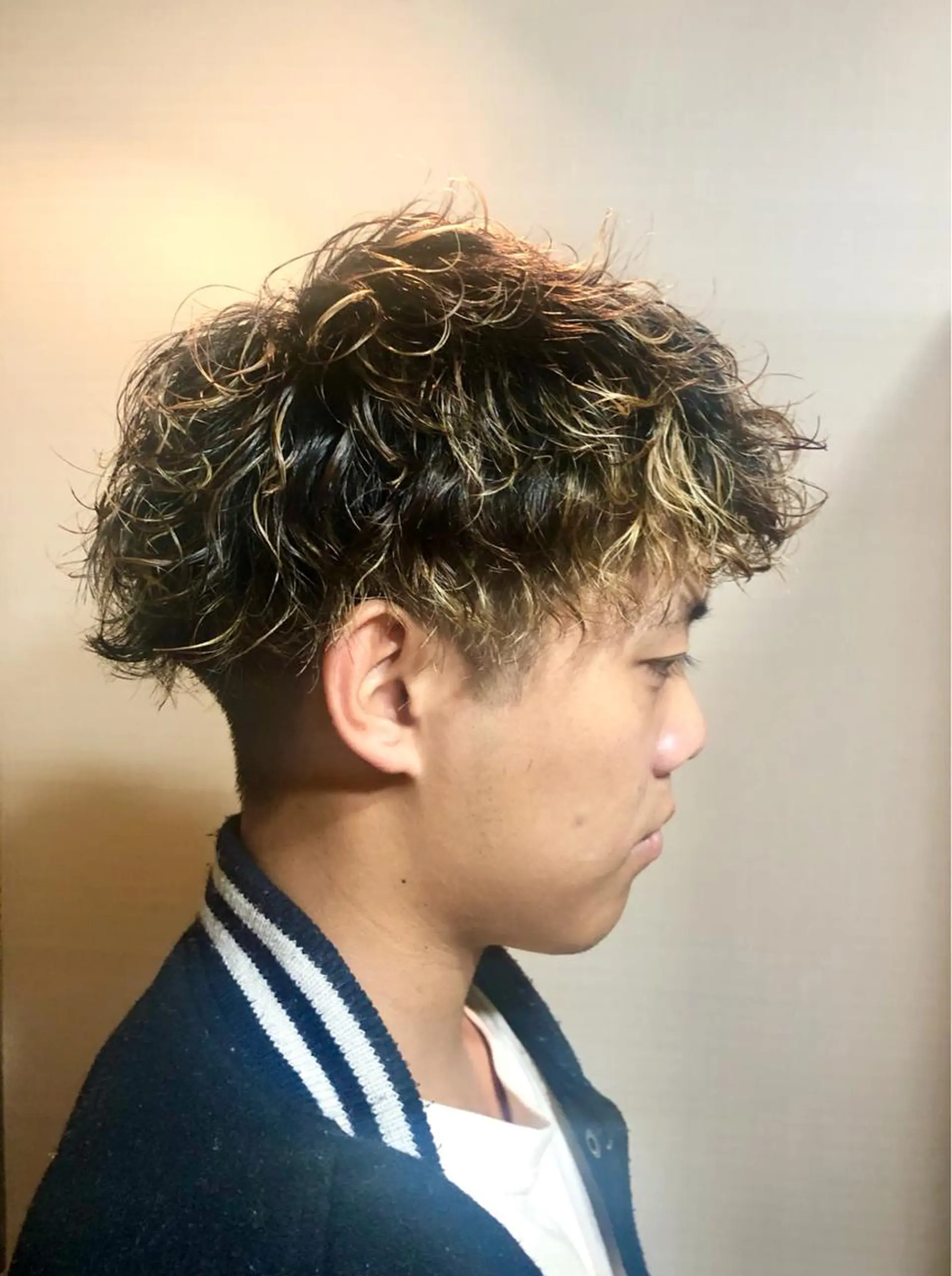 メンズ メンズパーマ メンズツイストパーマ ツイストパーマ レイヤー/韓国 ハイトーン興津史弥のヘアスタイル