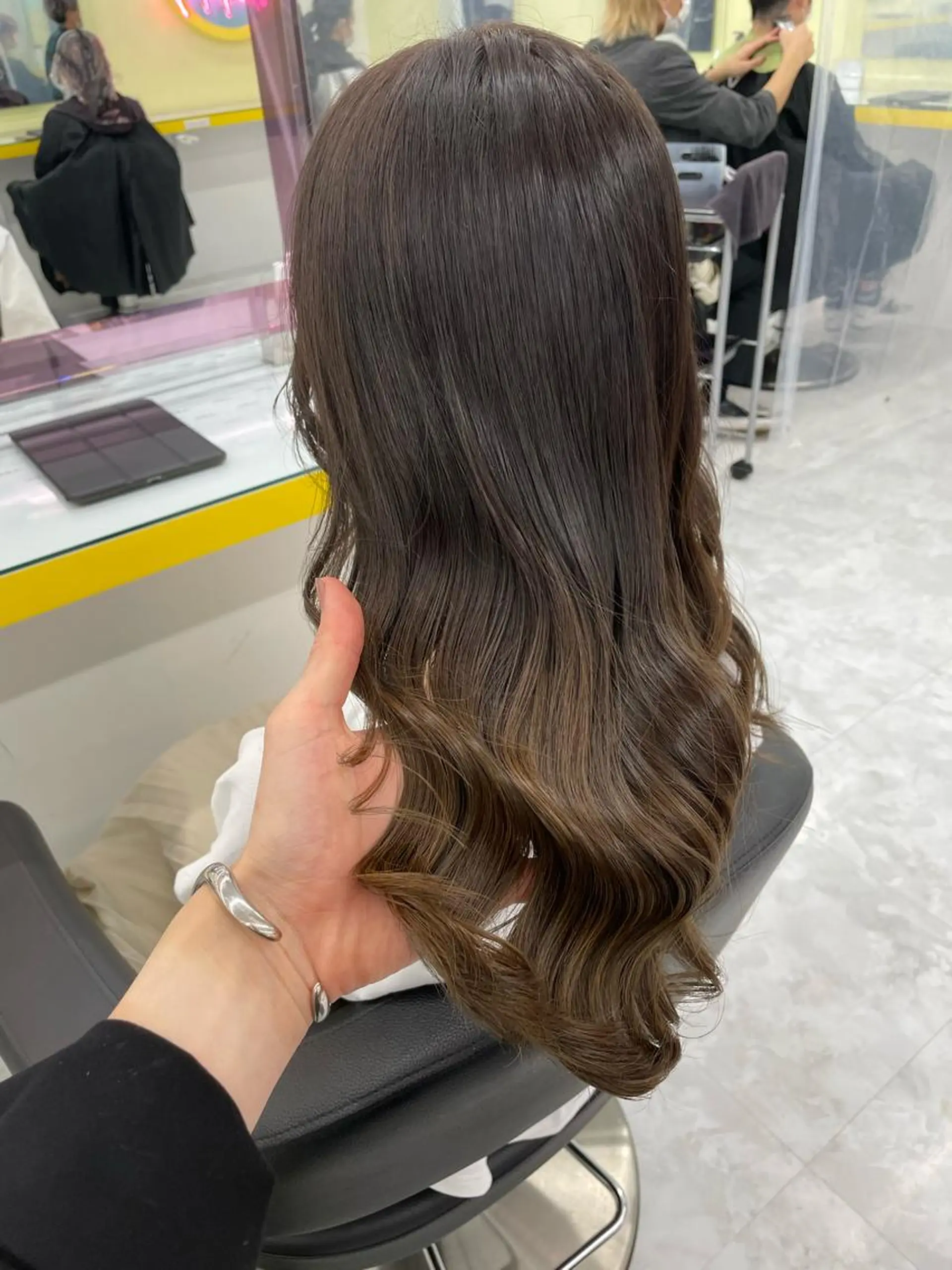 セミロング カラー パーマ ヘアアレンジ ネイル マツエク・マツパ 韓国風ベージュ🤎 赤みなし🌿横浜🤎のヘアスタイル