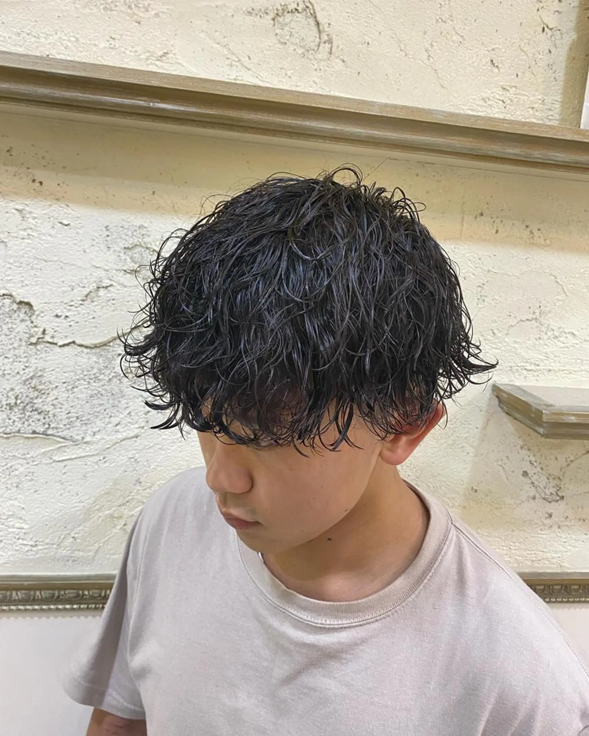 パーマ メンズ 三ノ宮フェザーパーマ 蕃本 啓利のヘアスタイル