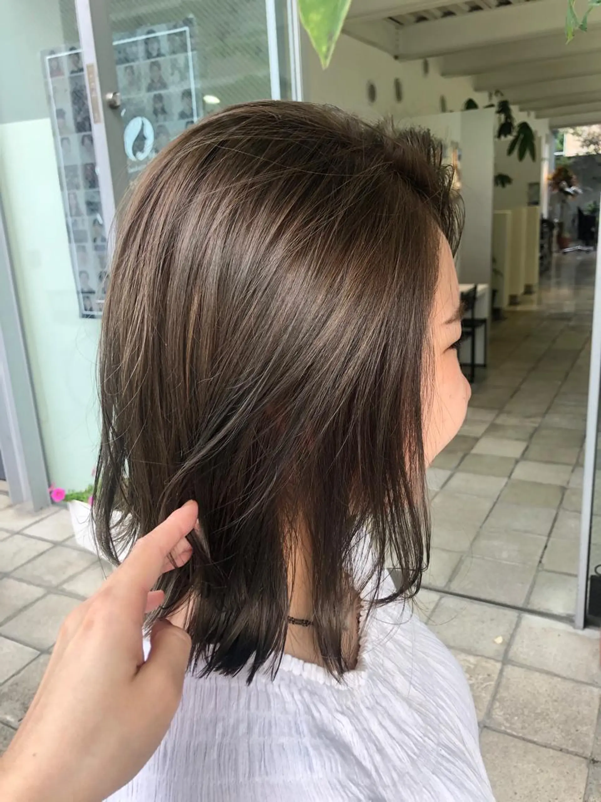 ミディアム 外ハネヘア カット ヘアカラー 本山　くせ毛のカット 尾島光季のヘアスタイル