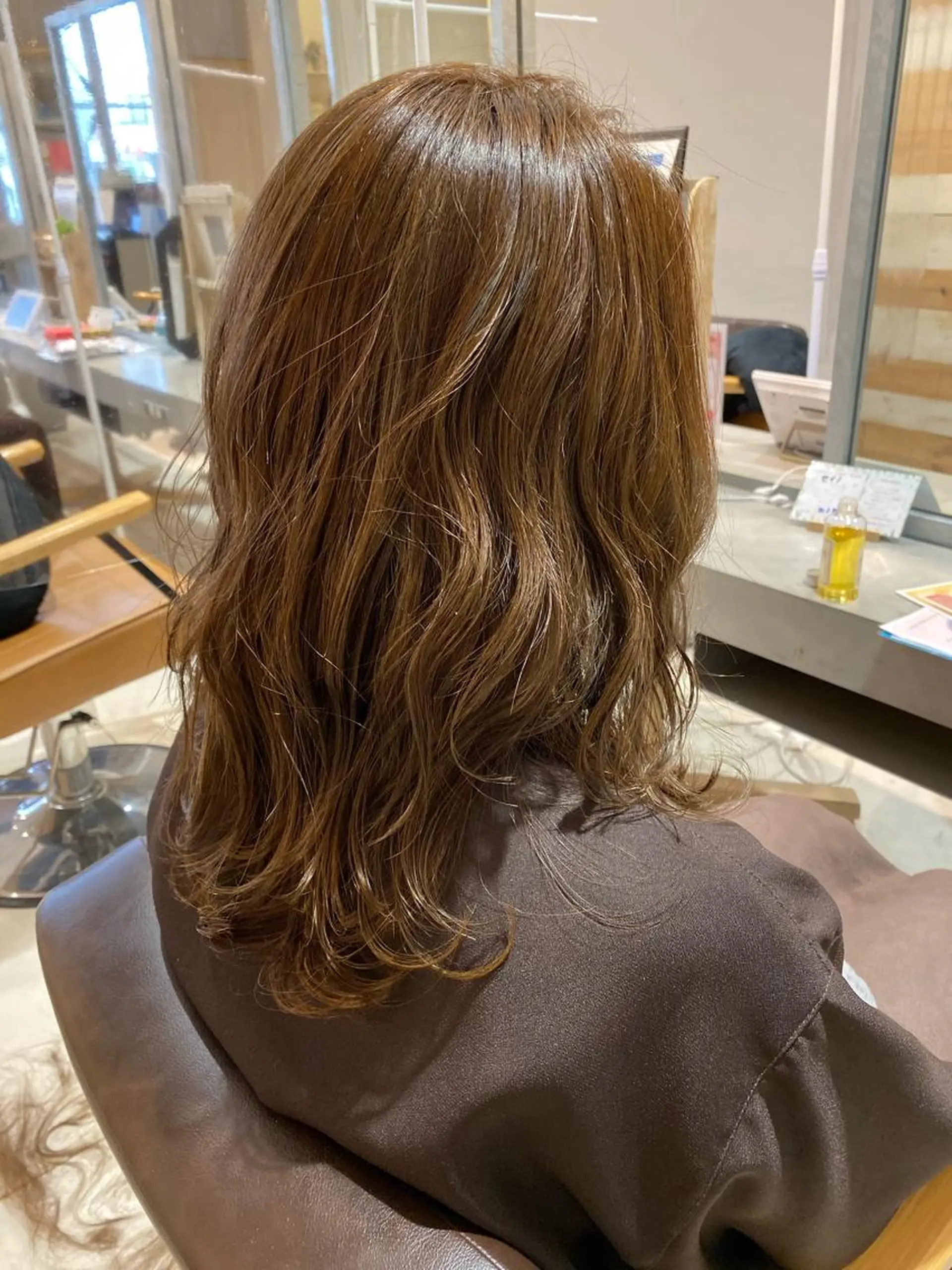 セミロング カラー ブリーチ ハイライトカラー 外国人風カラー ハイライト EARTH 榎本のヘアスタイル