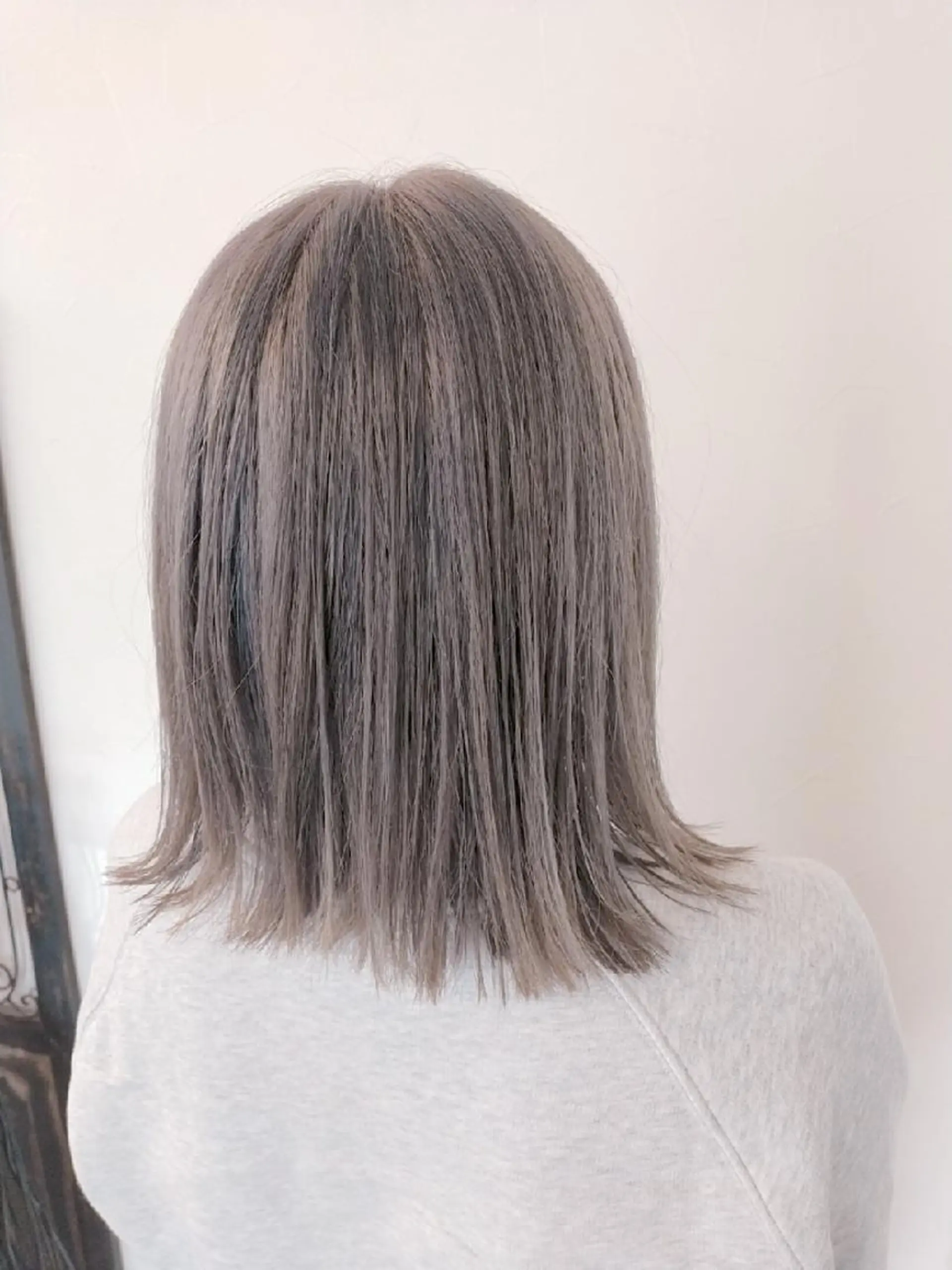 ミディアム カラー アッシュ ブリーチ ハイトーンカラー シルバー ホワイトアッシュ ヘアカラー トリートメント デザインカラー髪質 改善Lilithのその他イメージ