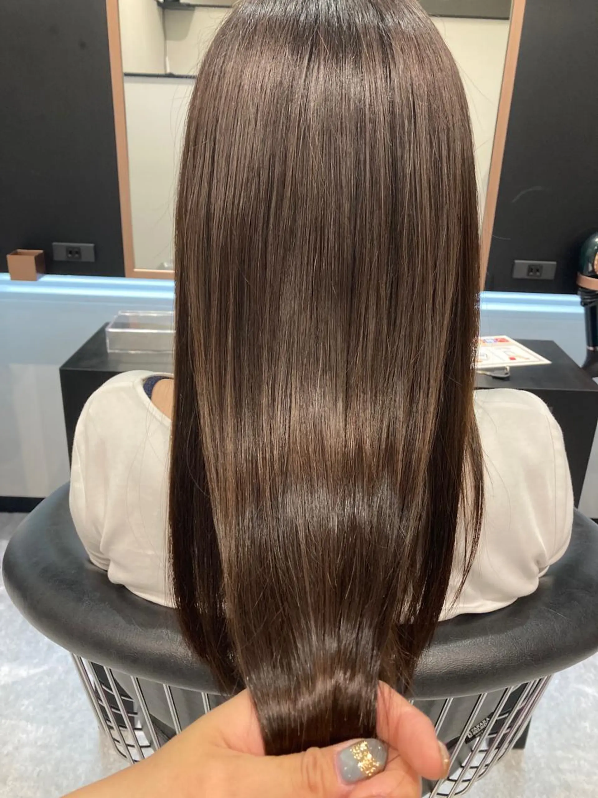 ロング アッシュ アッシュブラウン 髪質改善 トリートメント 大上 真奈未のヘアスタイル