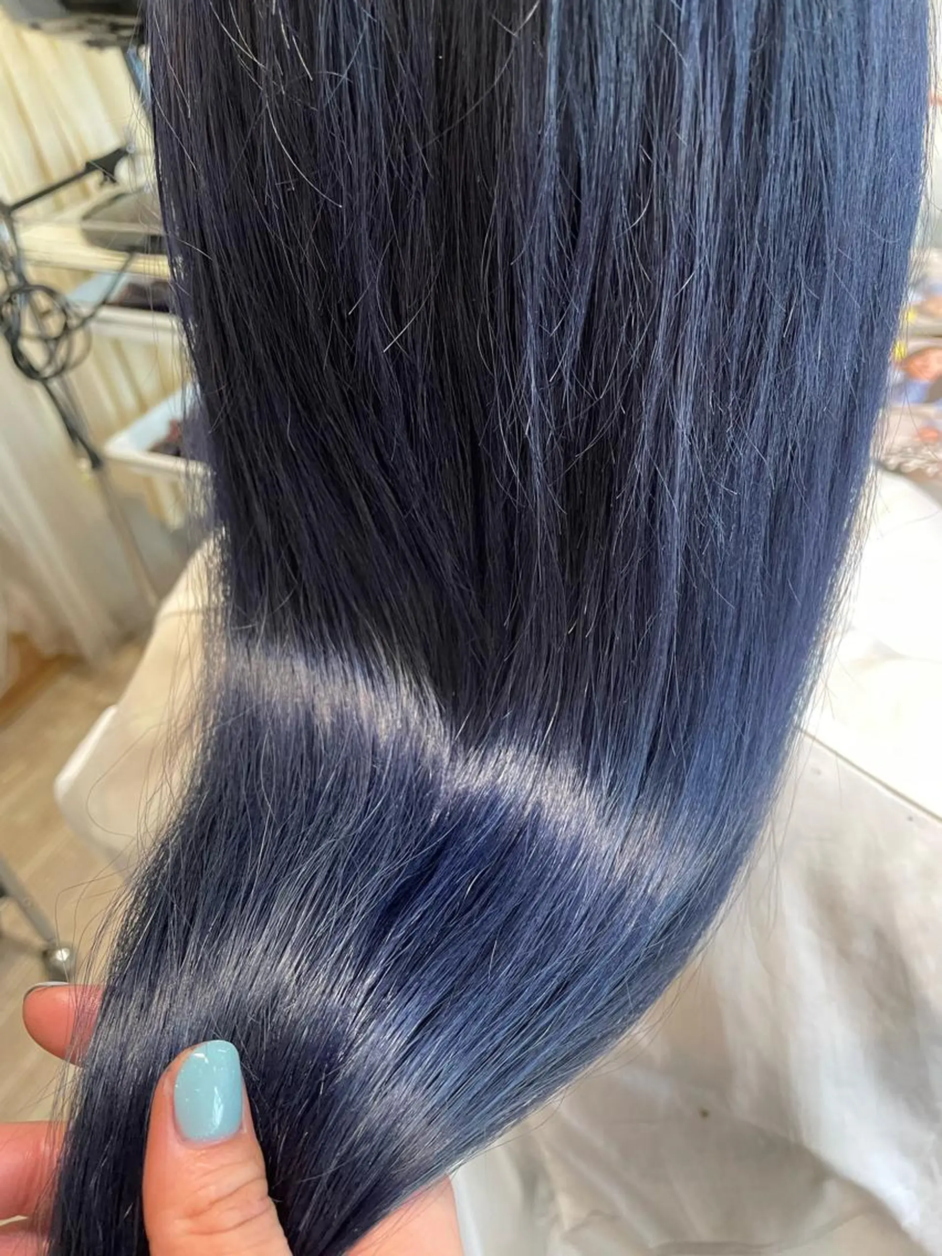 ロング カラー ブリーチ ネイビーカラー WE BE PARSLEY所属・千野 優由のヘアスタイル