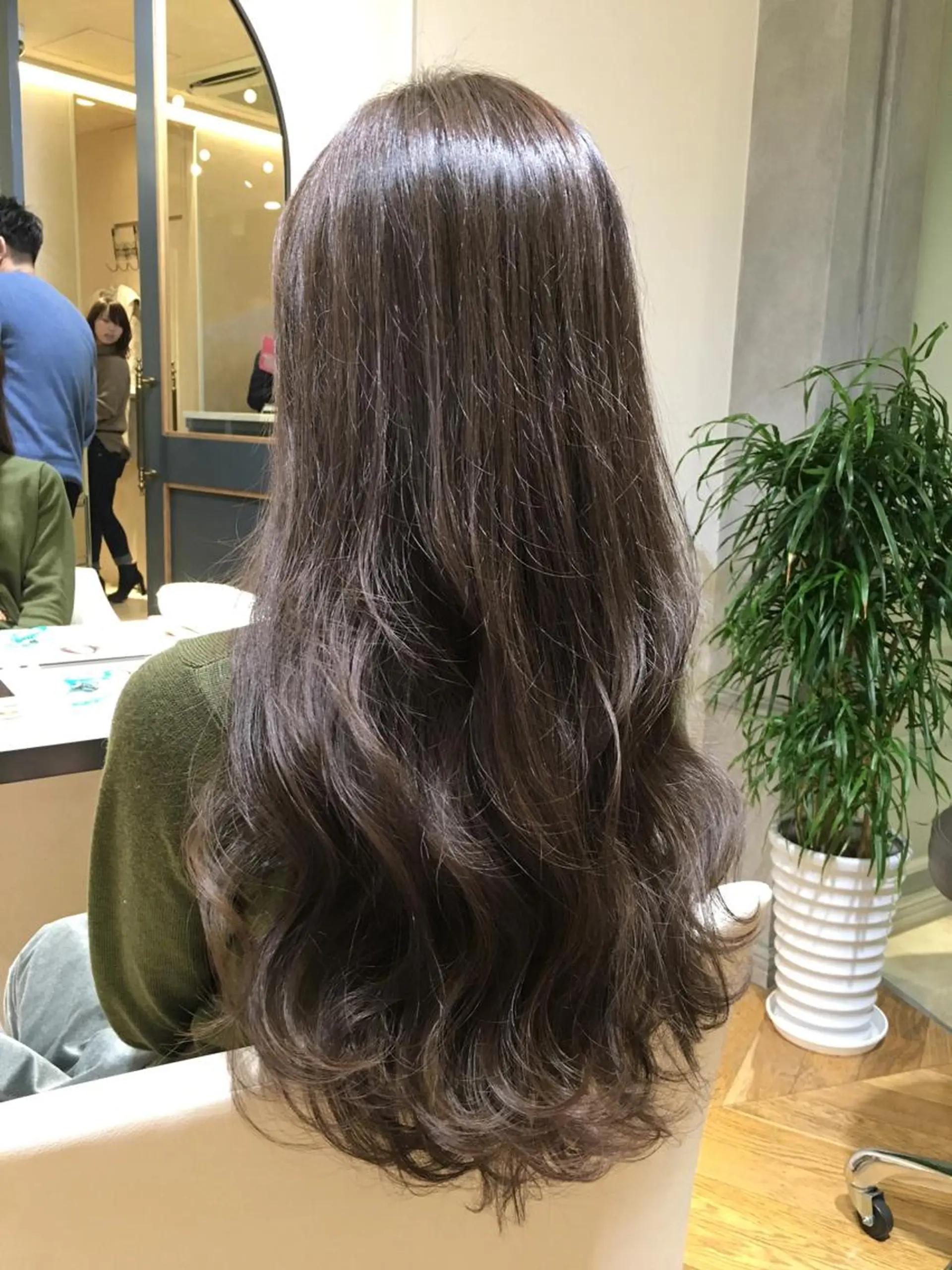ミディアム セミロング カラー アッシュ ハイライトカラー ミルクティーアッシュ ハイライト 酸性縮毛矯正のプロ 杉山玲介のヘアスタイル