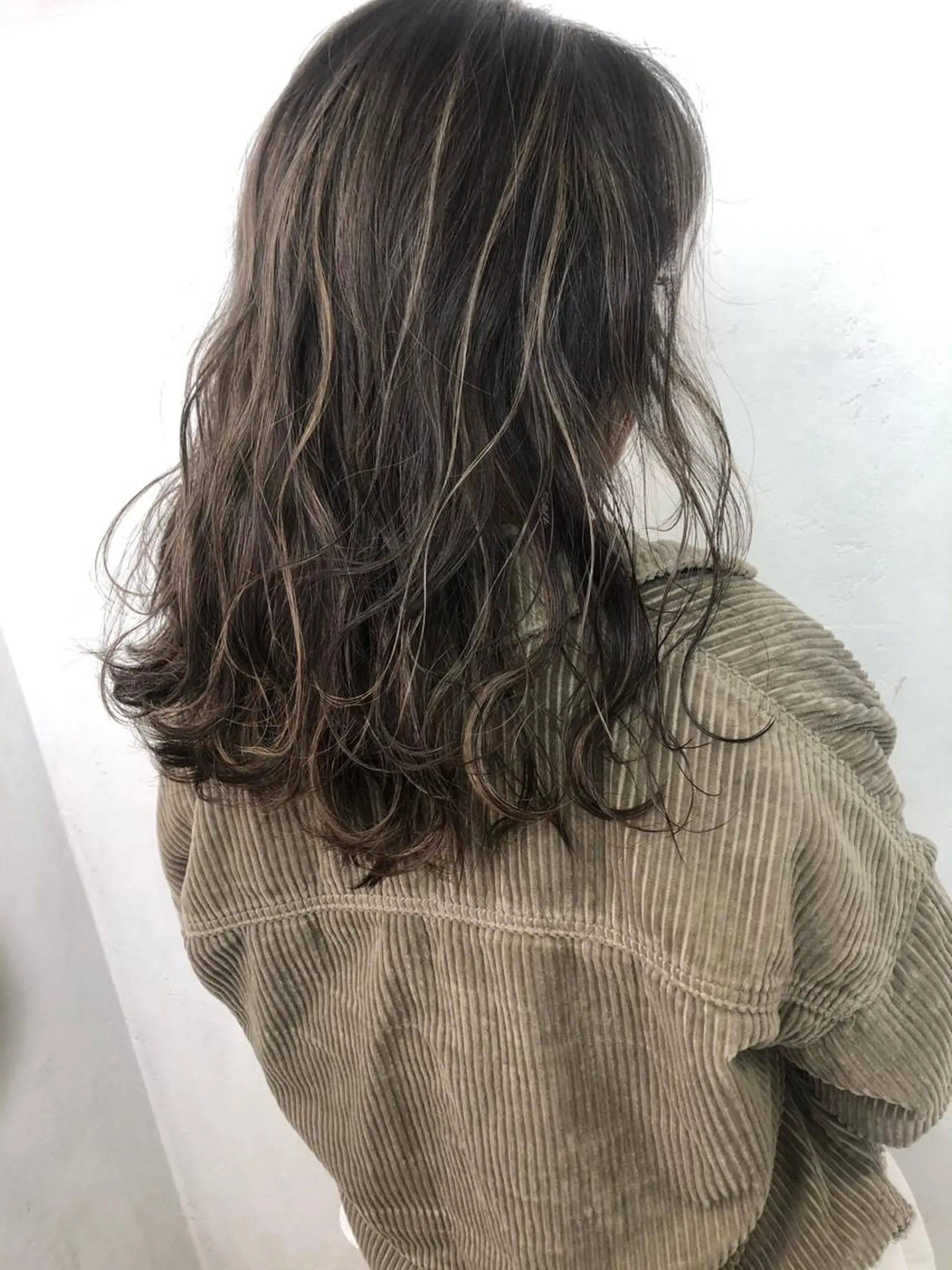 ミディアム カラー ヘアカラー トリートメント ブリーチカラーレイヤ ーカット🦋annaのヘアスタイル