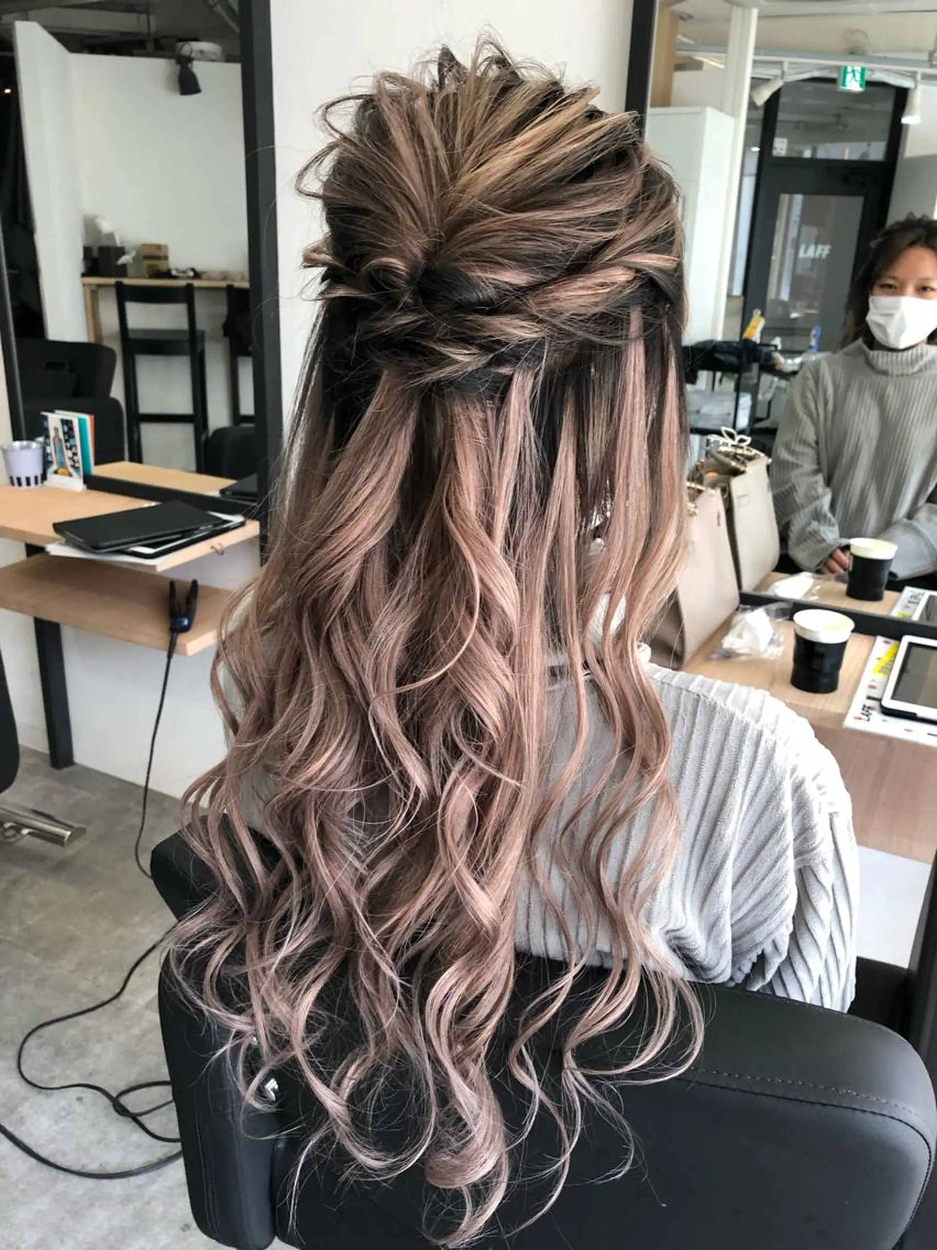 ロング カラー ヘアアレンジ バレイヤージュ エクステ レイヤーカット ロング カット ヘアカラー トリートメント エクステ ヘアセット づまさん カラーエクステ難波のヘアスタイル